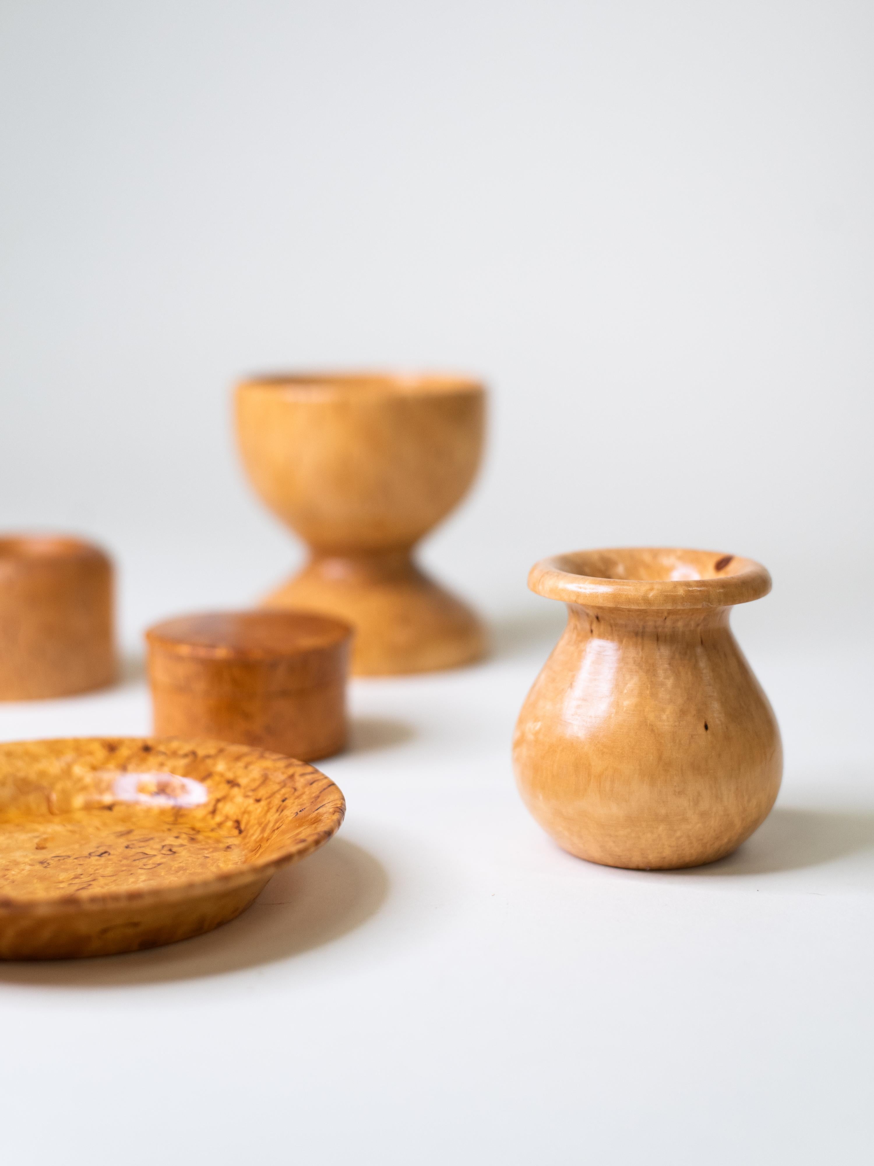 20ième siècle Ensemble de  Vintage Hand-Turned Curly Birch Objects, Finland, Mid-Century (objets tournés à la main en bouleau) en vente