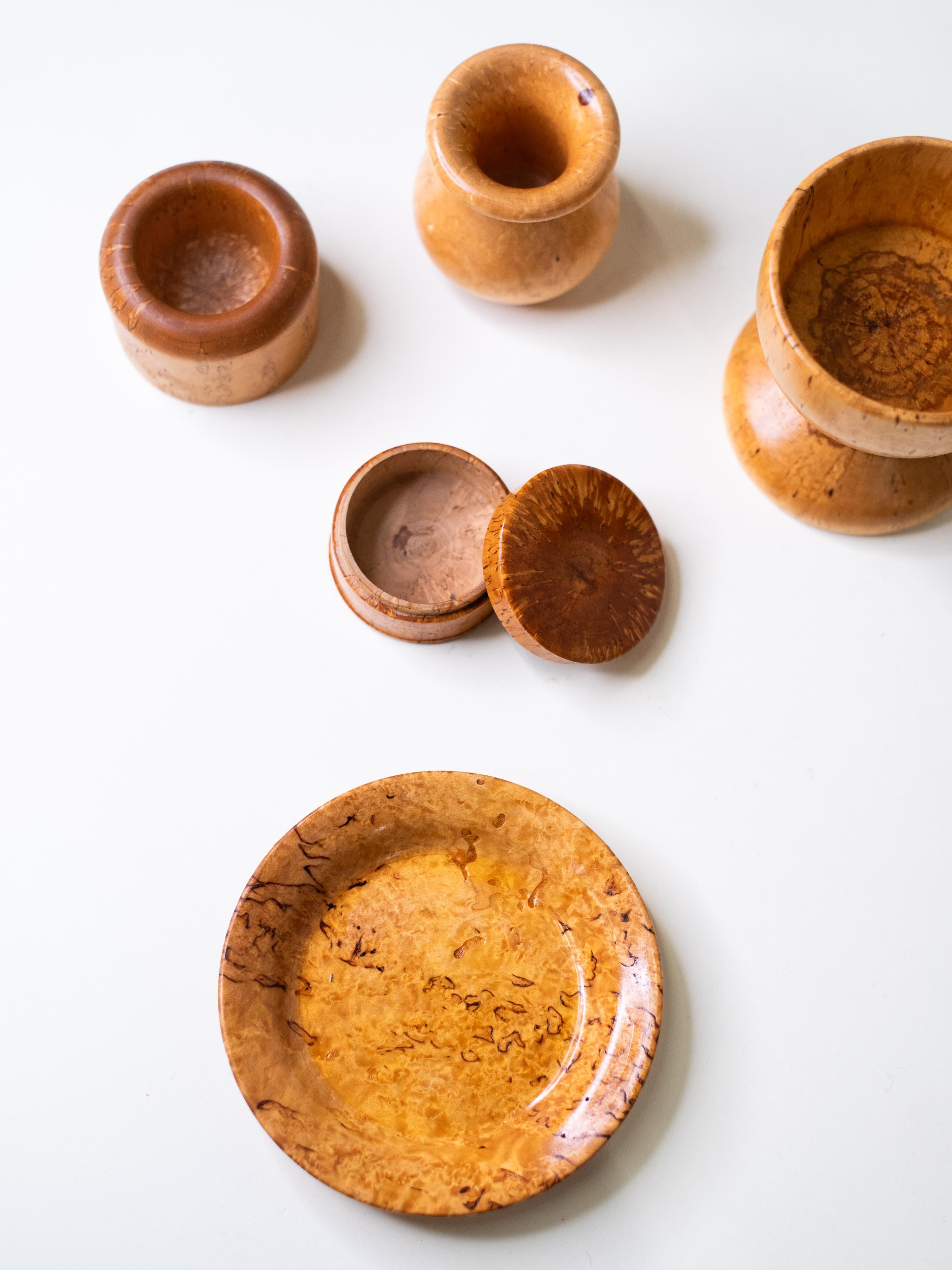 Bouleau Ensemble de  Vintage Hand-Turned Curly Birch Objects, Finland, Mid-Century (objets tournés à la main en bouleau) en vente