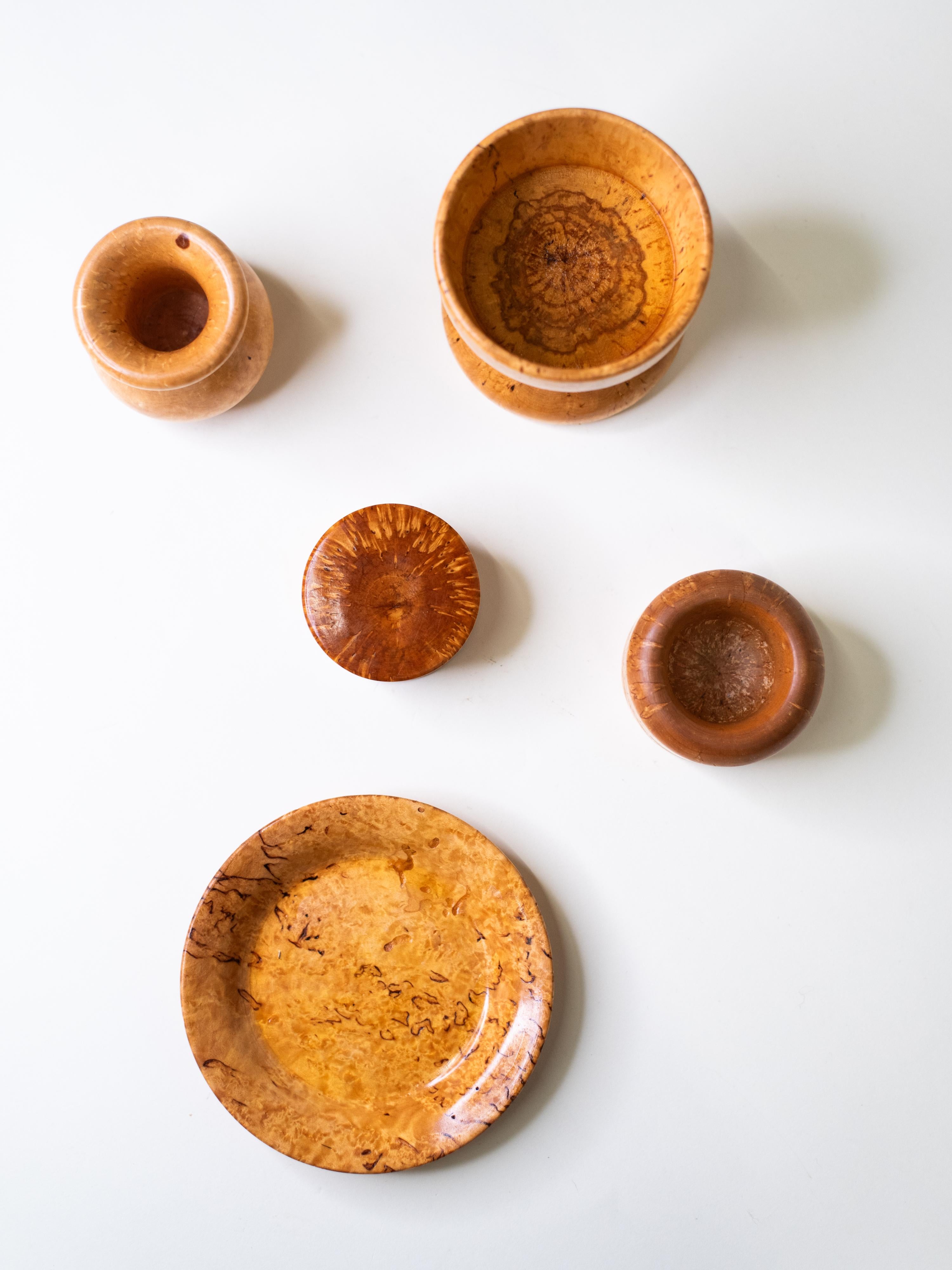 Ensemble de  Vintage Hand-Turned Curly Birch Objects, Finland, Mid-Century (objets tournés à la main en bouleau) en vente 1