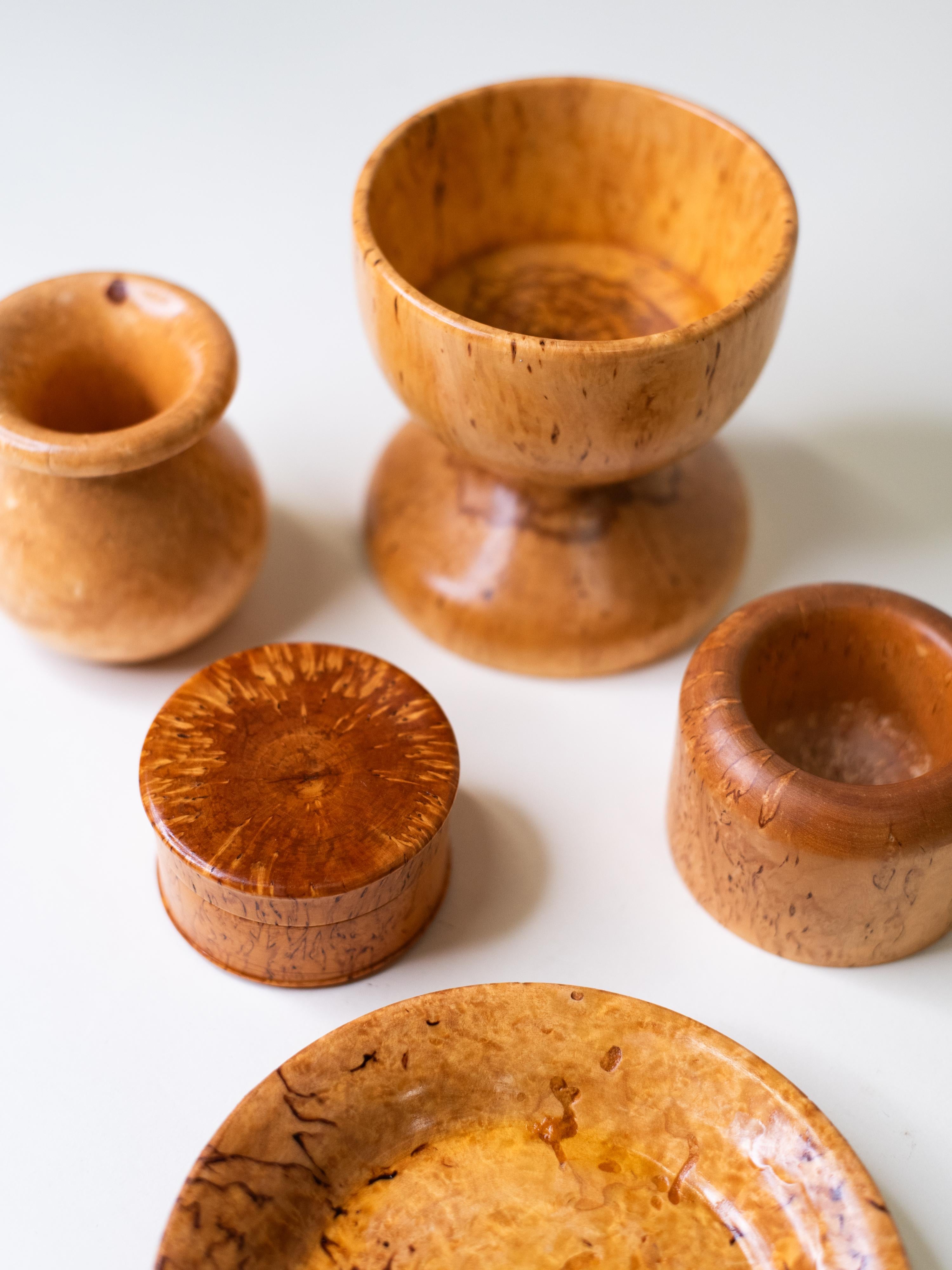Ensemble de  Vintage Hand-Turned Curly Birch Objects, Finland, Mid-Century (objets tournés à la main en bouleau) en vente 2