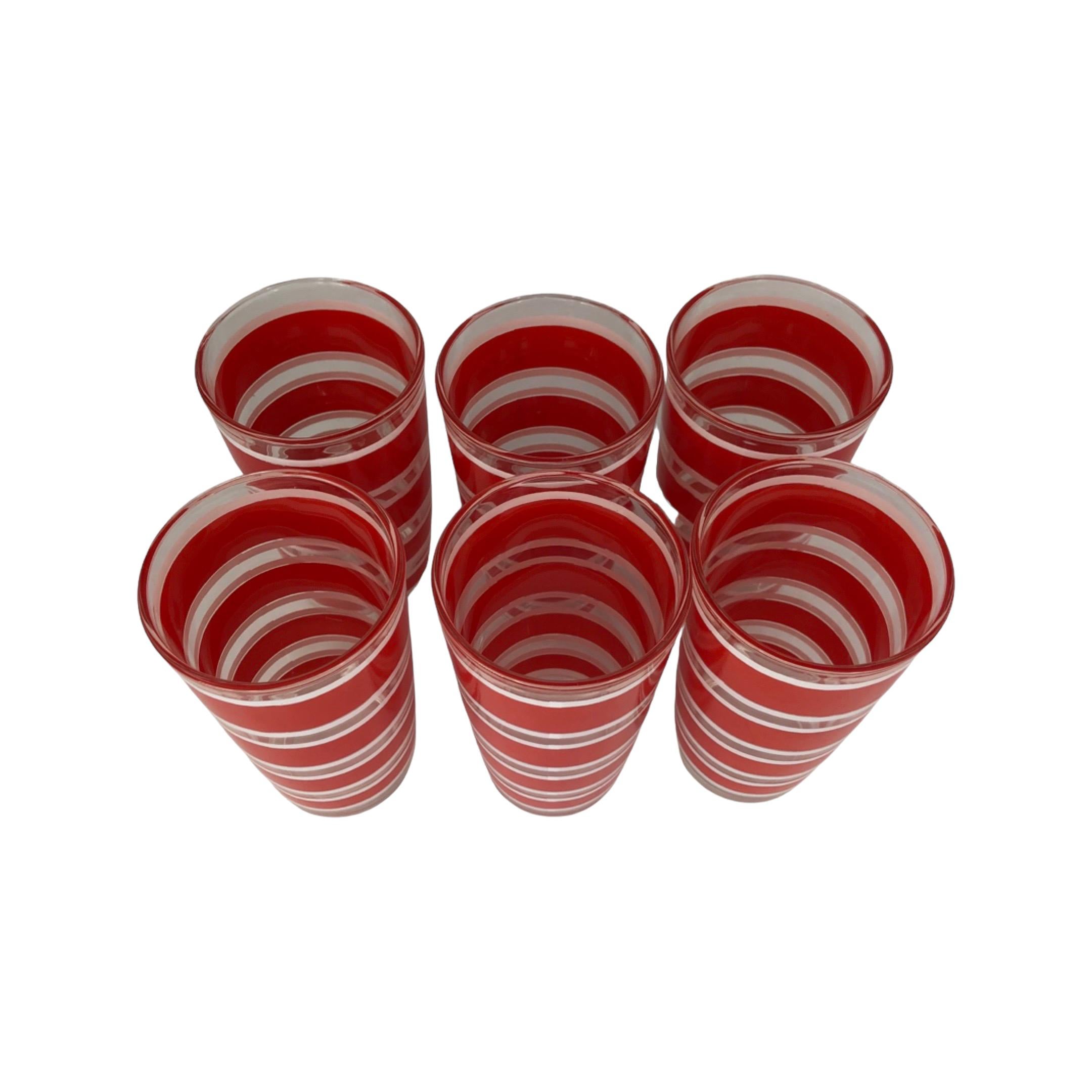 Set von rot-weiß gebänderten, hohen Vintage-Kugelgläsern aus Hazel-Atlas in Metall Caddy mit roten Bändern im Zustand „Gut“ im Angebot in Chapel Hill, NC