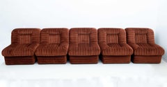 Conjunto de cinco sillones modulares de terciopelo italiano vintage y mesa de centro, años 70