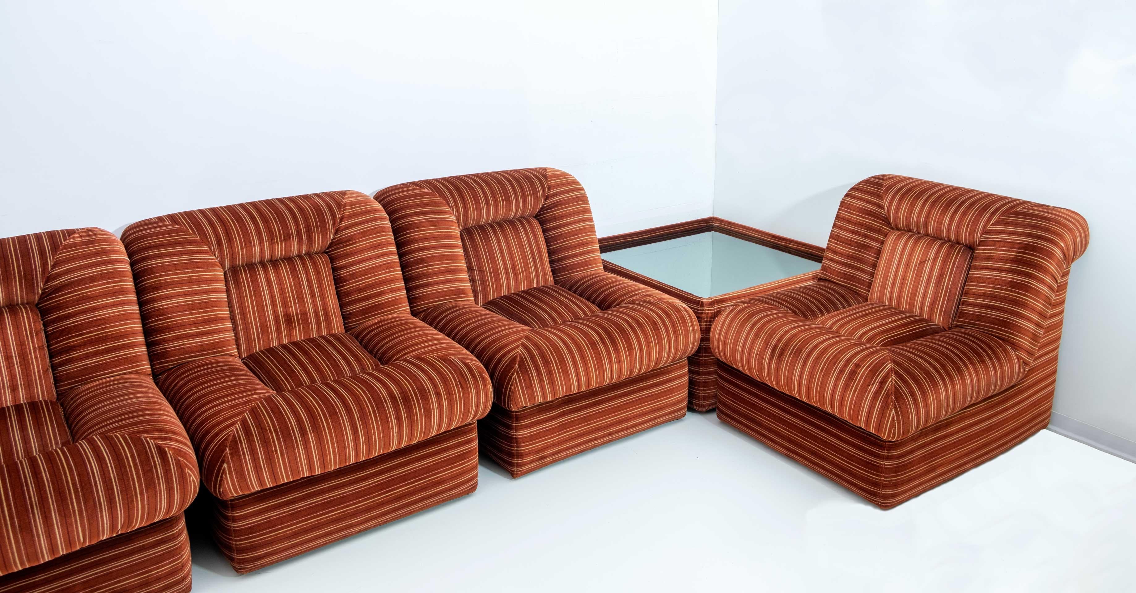 Mid-Century moderno Set di cinque poltrone modulari in velluto italiano vintage e tavolino da caffè, anni '70 in vendita