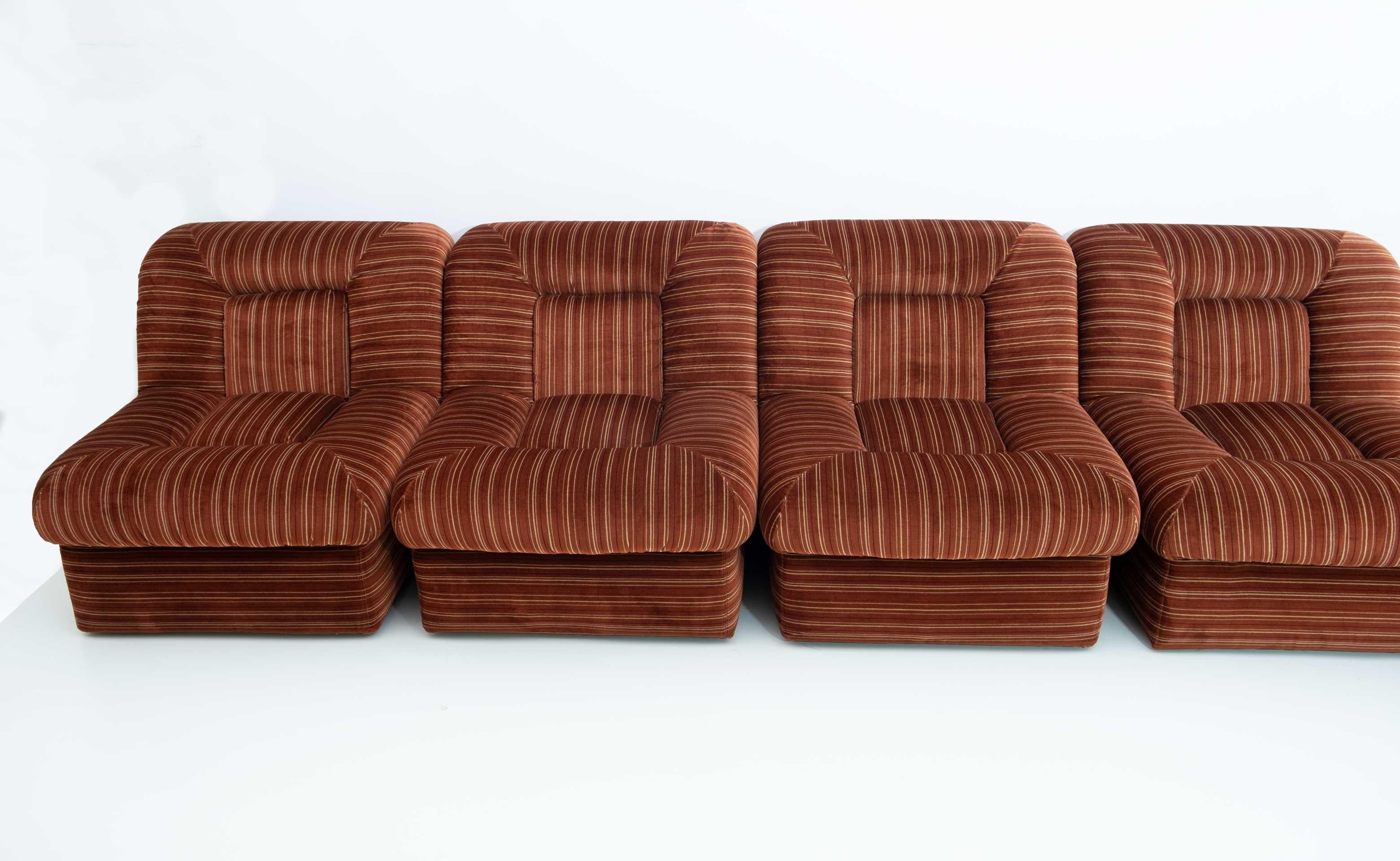 Fine XX secolo Set di cinque poltrone modulari in velluto italiano vintage e tavolino da caffè, anni '70 in vendita