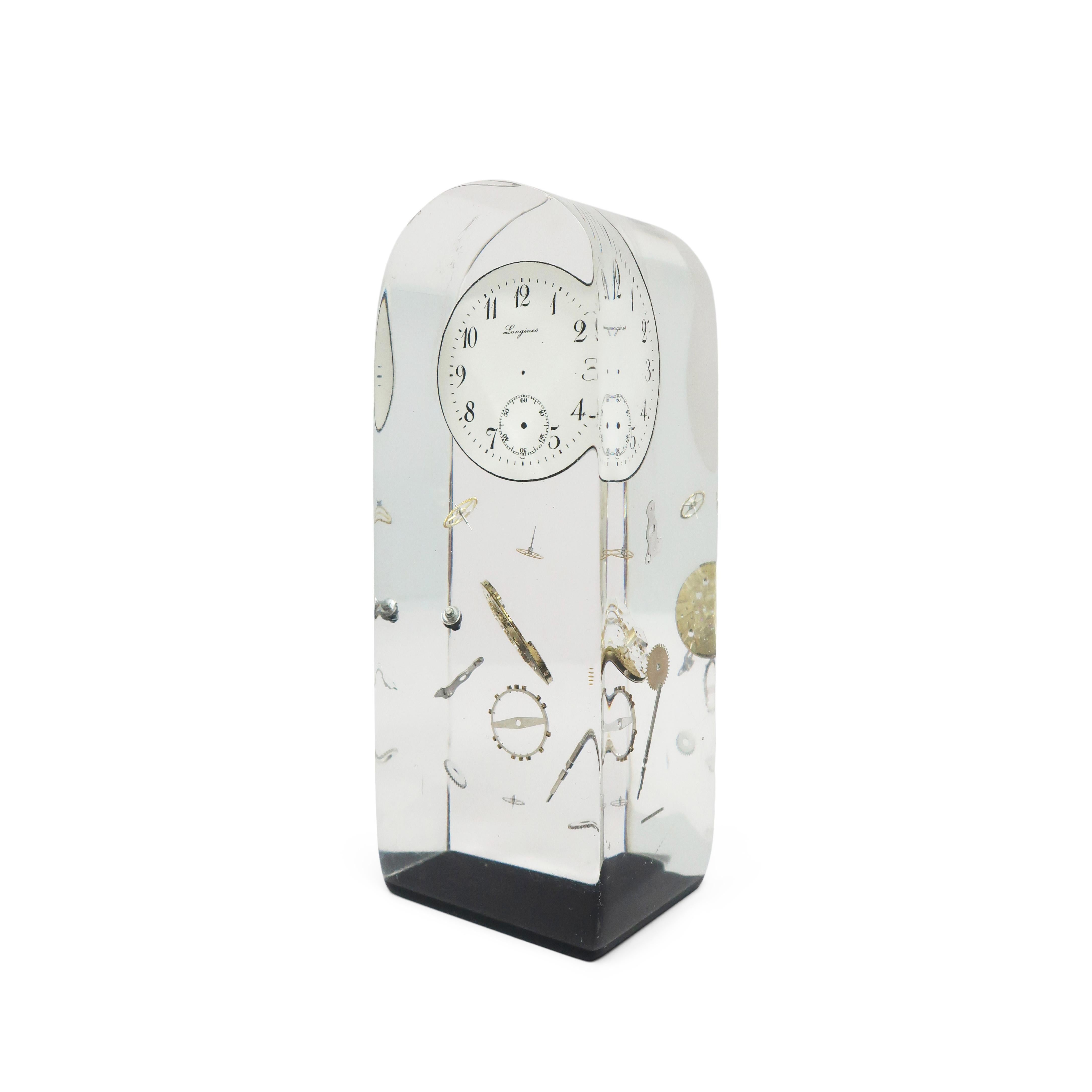 Lucite Ensemble de presse-papiers vintage encastrés en lucite en vente