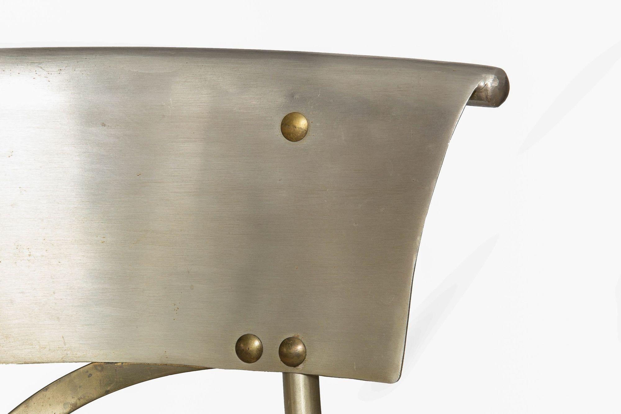Ensemble de chaises de salle à manger en acier et laiton du milieu du siècle, probablement Maison Jansen en vente 7