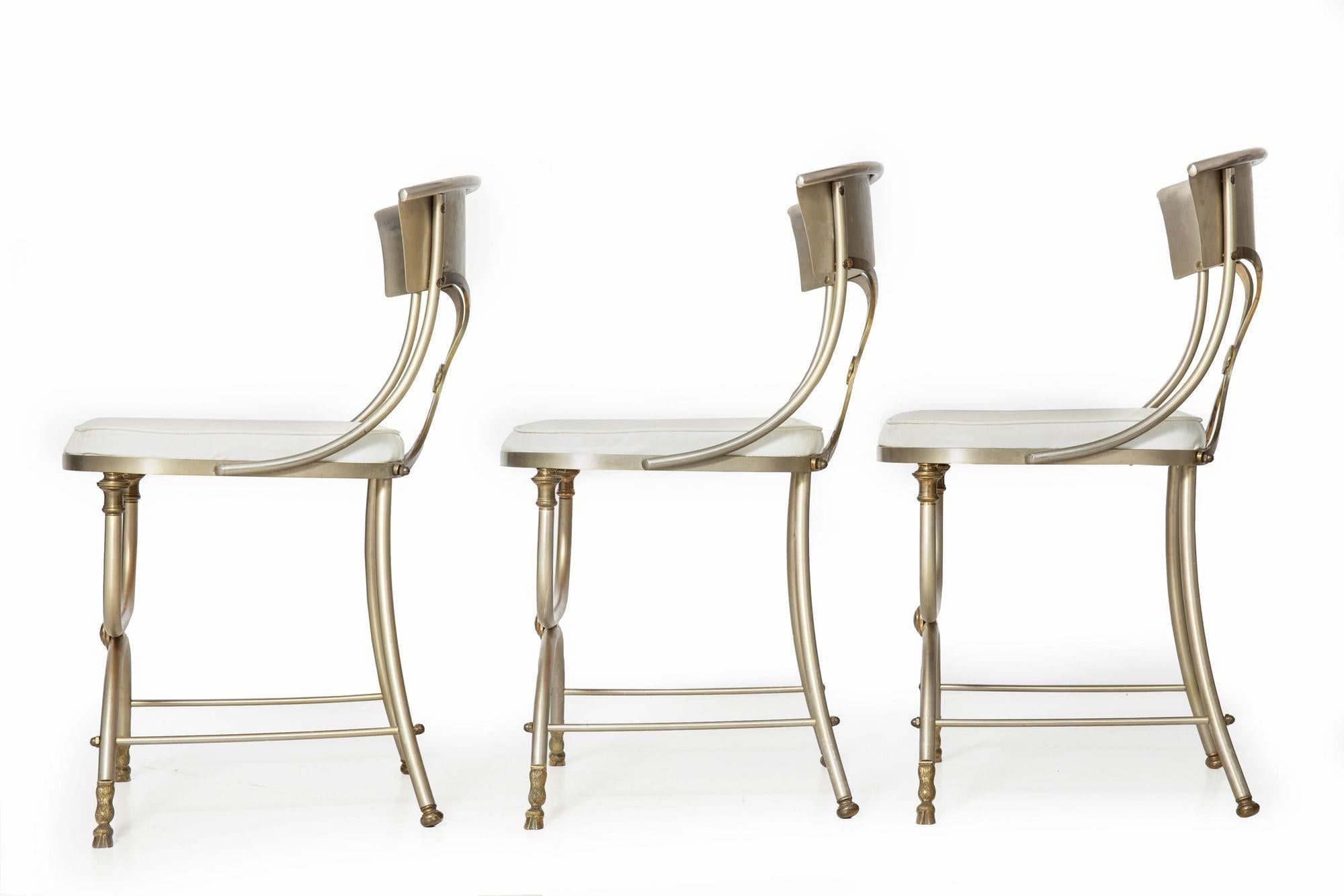 Hollywood Regency Ensemble de chaises de salle à manger en acier et laiton du milieu du siècle, probablement Maison Jansen en vente