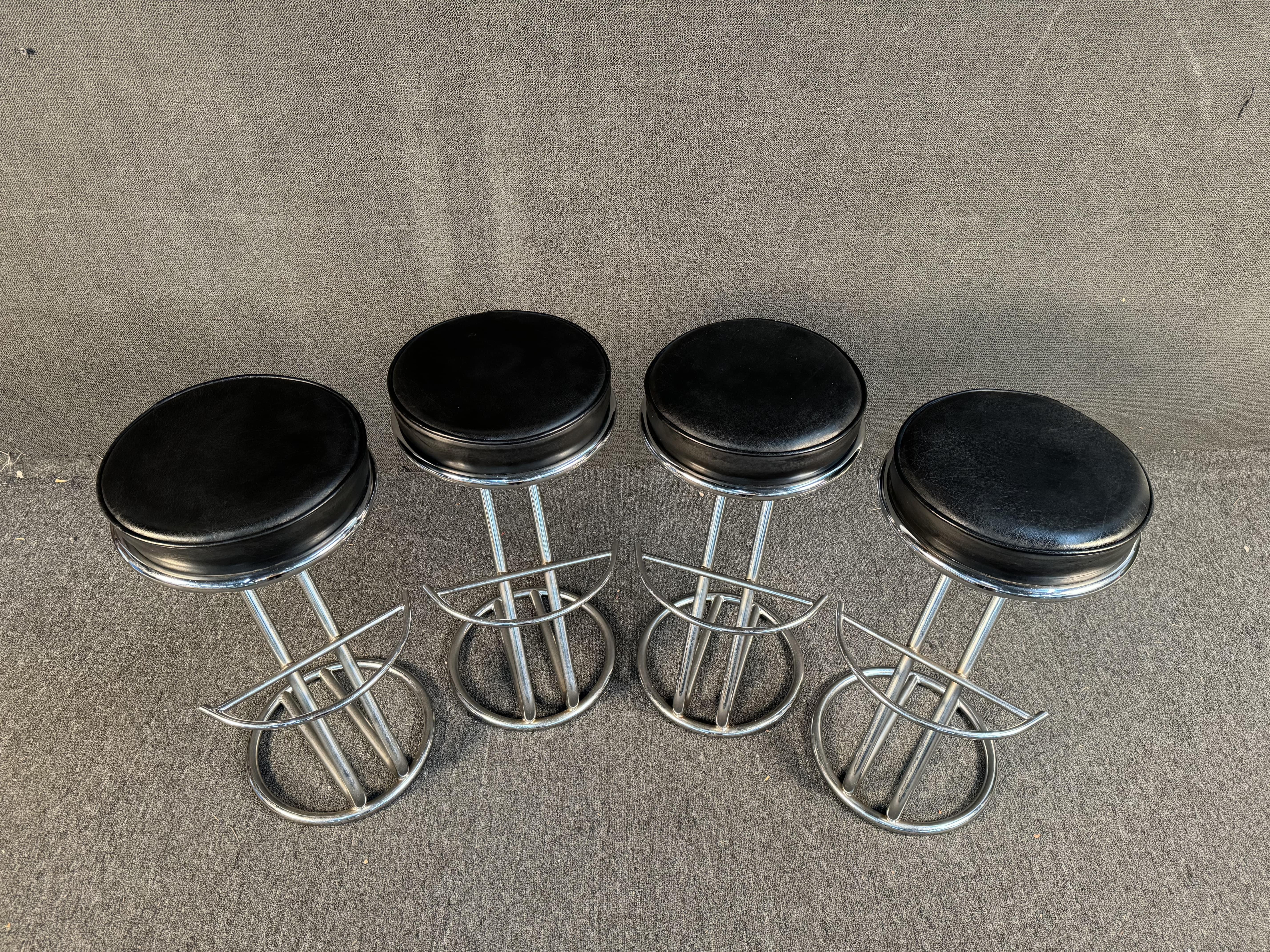 Mid-Century moderno Set di sgabelli vintage in metallo e pelle in vendita