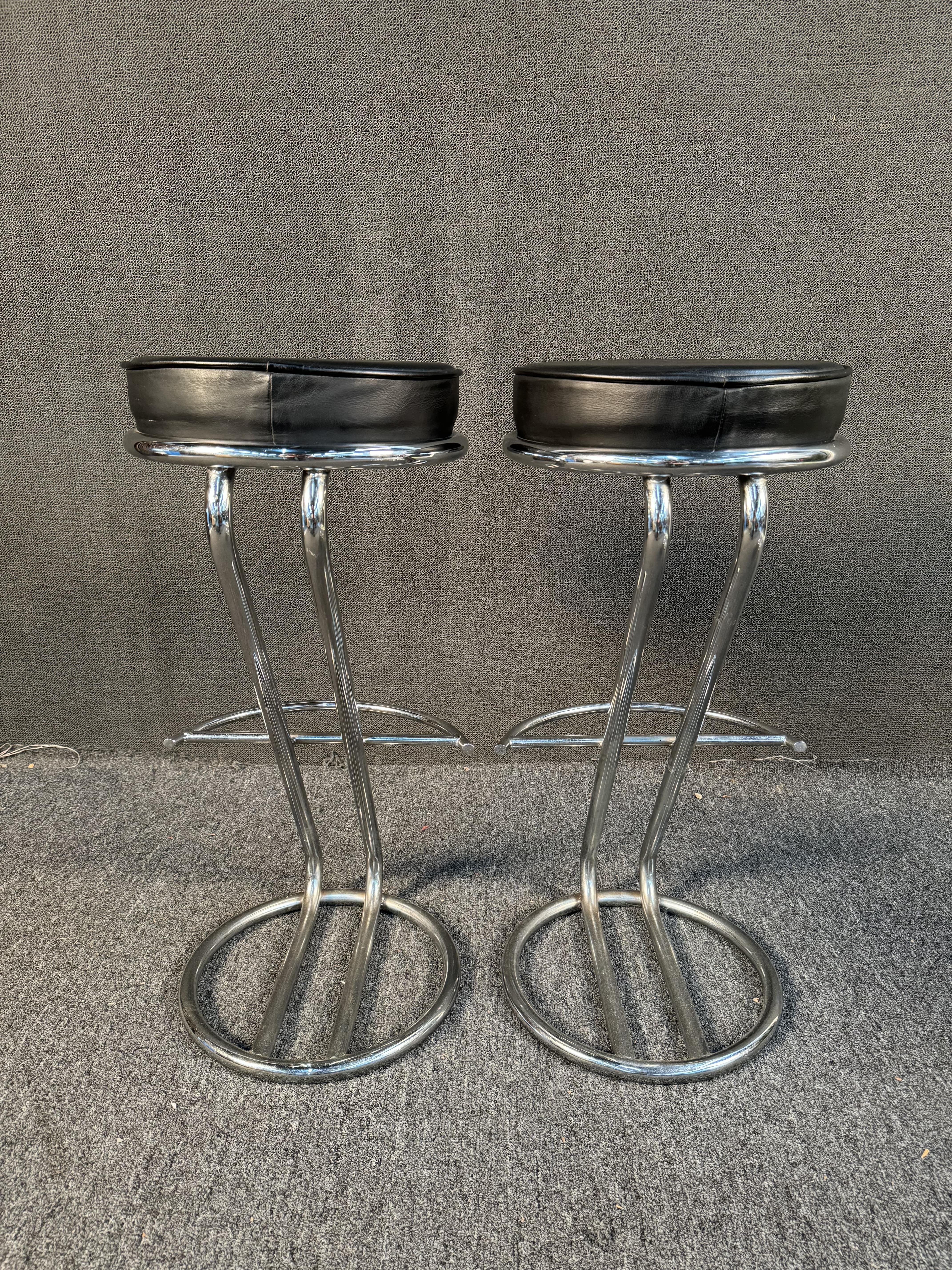 XX secolo Set di sgabelli vintage in metallo e pelle in vendita