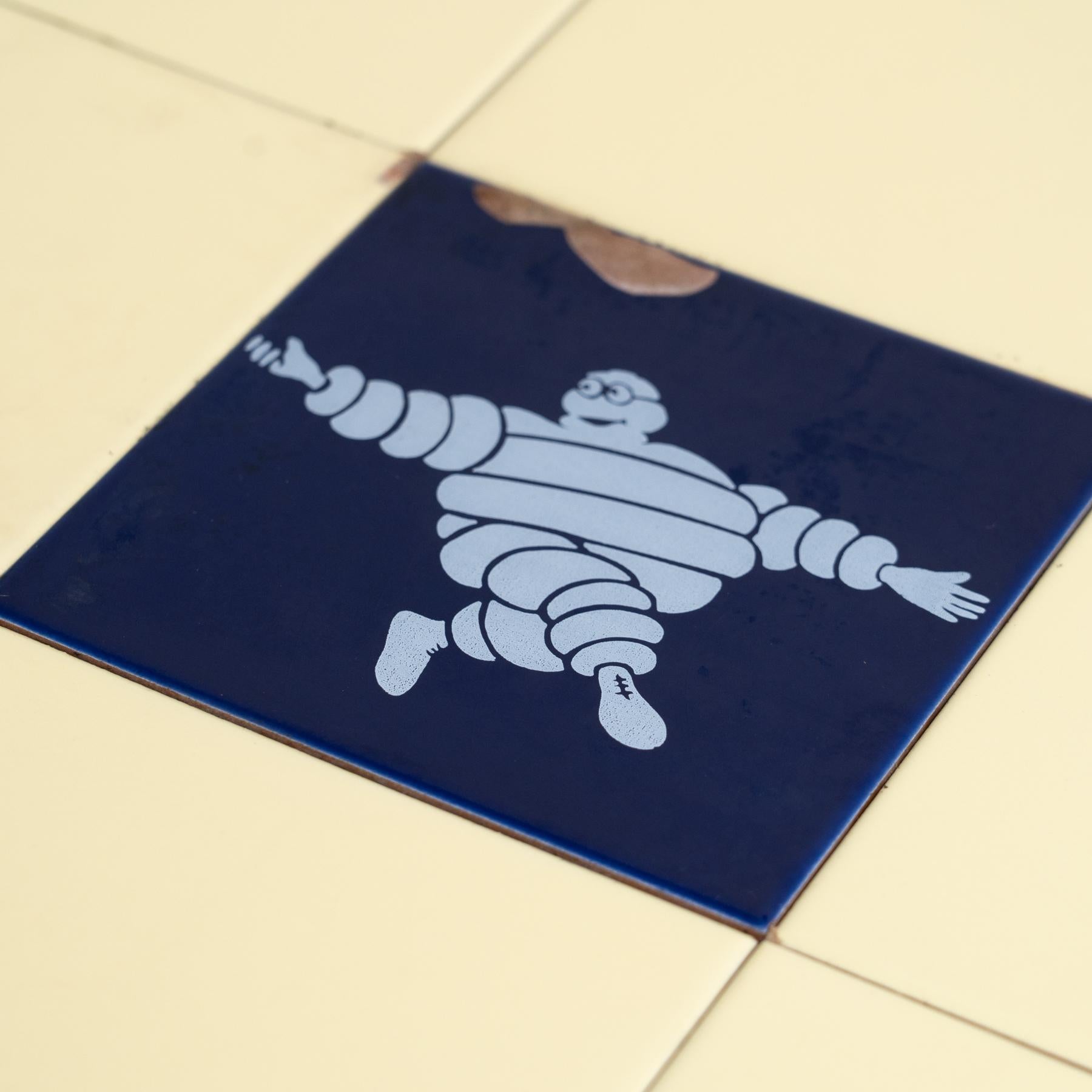 Juego de baldosas vintage Michelin Man, hacia 1960 en venta 4