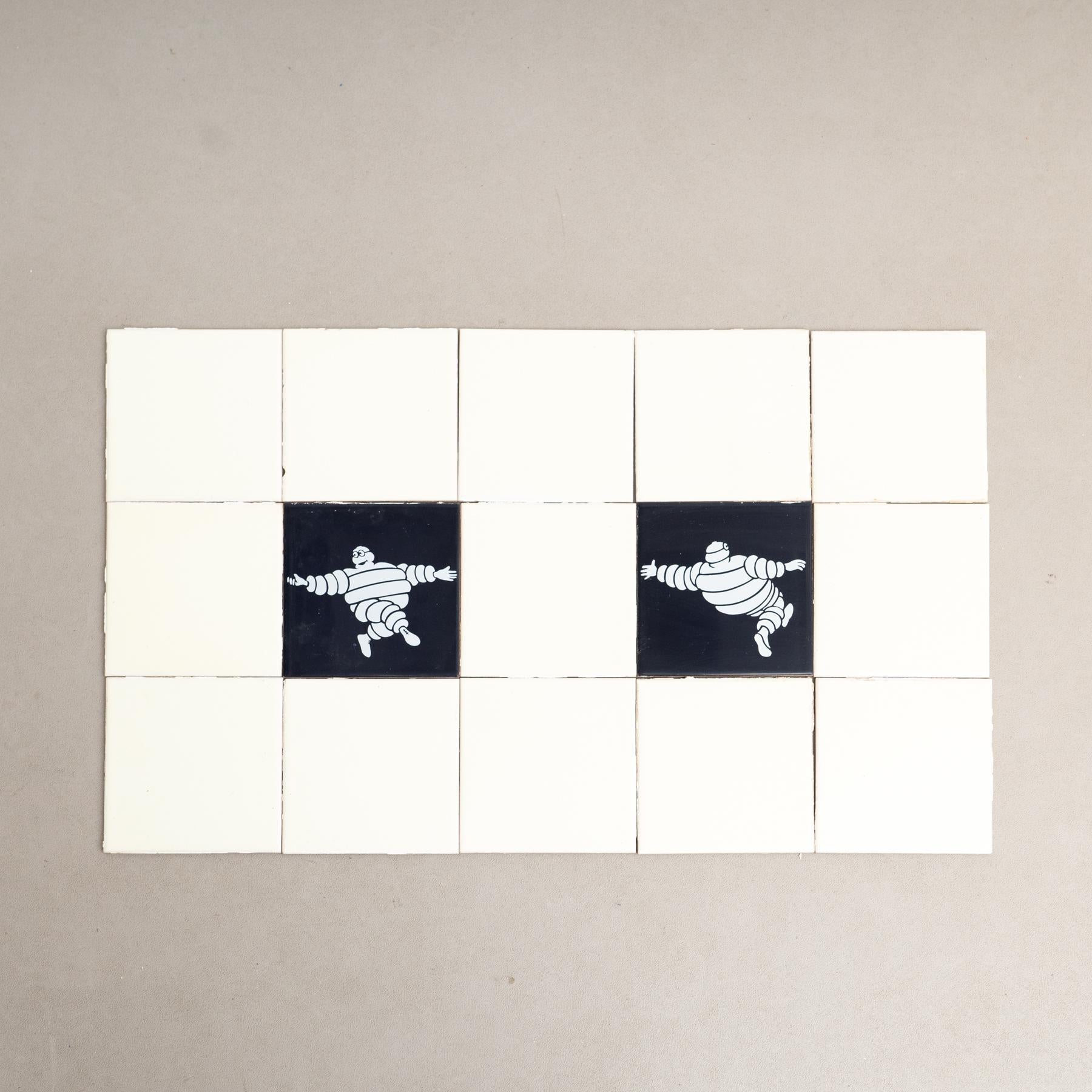 Embarquez pour un voyage au charme vintage avec cet ensemble exceptionnel de carreaux, représentant l'emblématique Bibendum dans un centre bleu vibrant, entouré de carreaux jaunes originaux. Fabriqué par un fabricant inconnu en Espagne vers 1960,