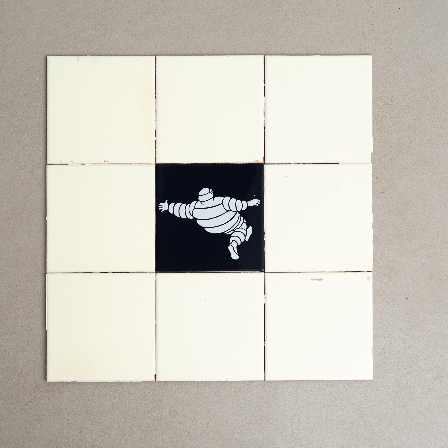 Embarquez pour un voyage au charme vintage avec cet ensemble exceptionnel de carreaux, représentant l'emblématique Bibendum dans un centre bleu vibrant, entouré de carreaux jaunes originaux. Fabriqué par un fabricant inconnu en Espagne vers 1960,
