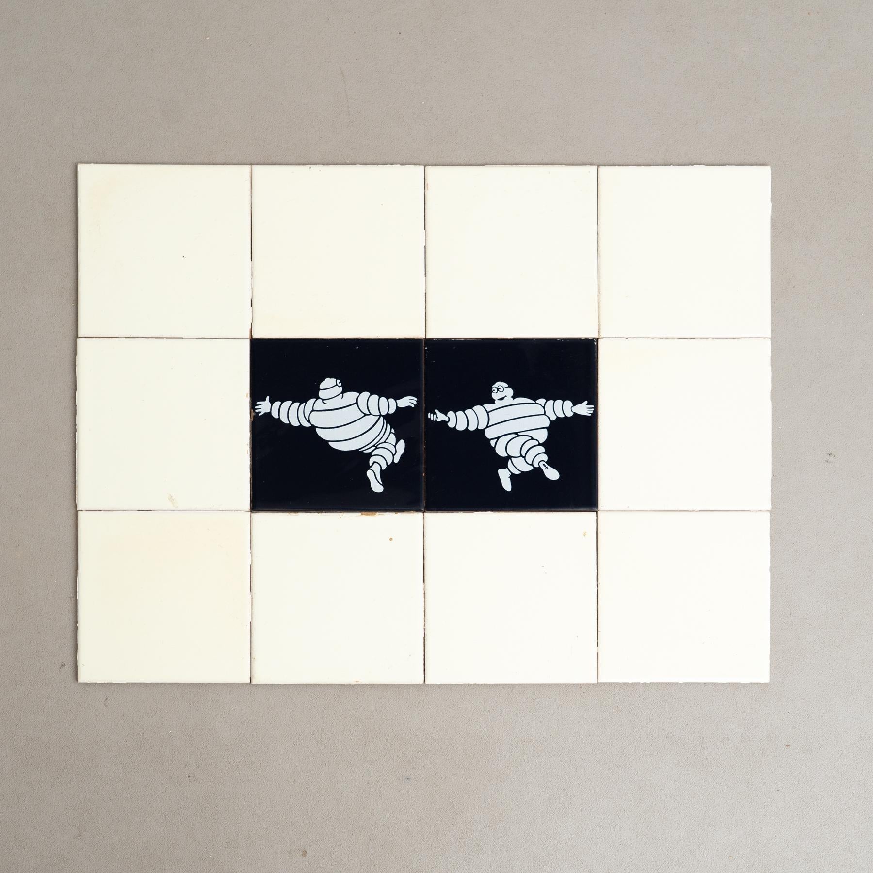 Embarquez pour un voyage au charme vintage avec cet ensemble exceptionnel de carreaux, représentant l'emblématique Bibendum dans un centre bleu vibrant, entouré de carreaux jaunes originaux. Fabriqué par un fabricant inconnu en Espagne vers 1960,