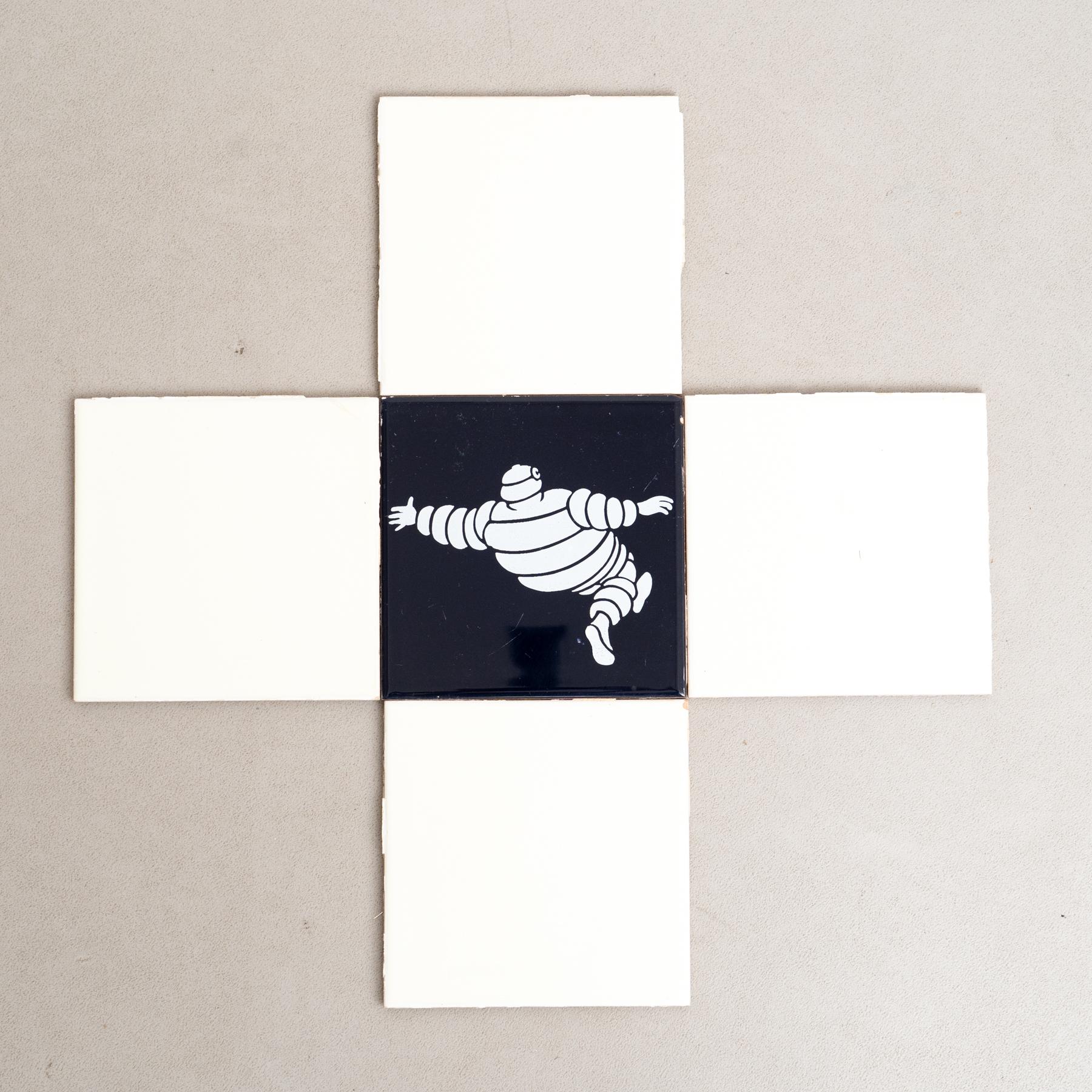 Embarquez pour un voyage au charme vintage avec cet ensemble exceptionnel de carreaux, représentant l'emblématique Bibendum dans un centre bleu vibrant, entouré de carreaux jaunes originaux. Fabriqué par un fabricant inconnu en Espagne vers 1960,
