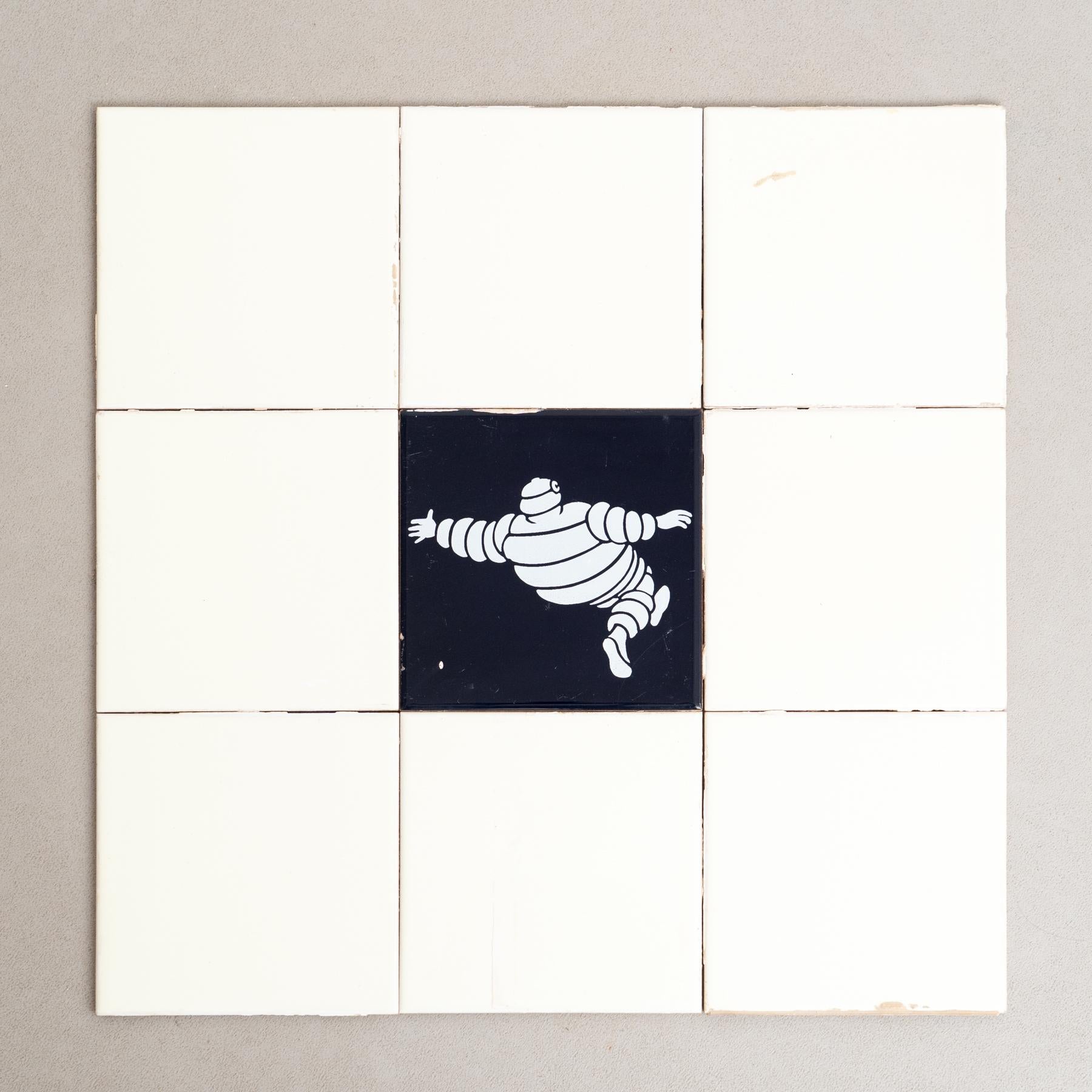 Embárcate en un viaje de encanto vintage con este excepcional conjunto de azulejos, con el icónico Michelin Man en un vibrante centro azul, rodeado de originales azulejos amarillos. Fabricado por un fabricante desconocido en España hacia 1960, este