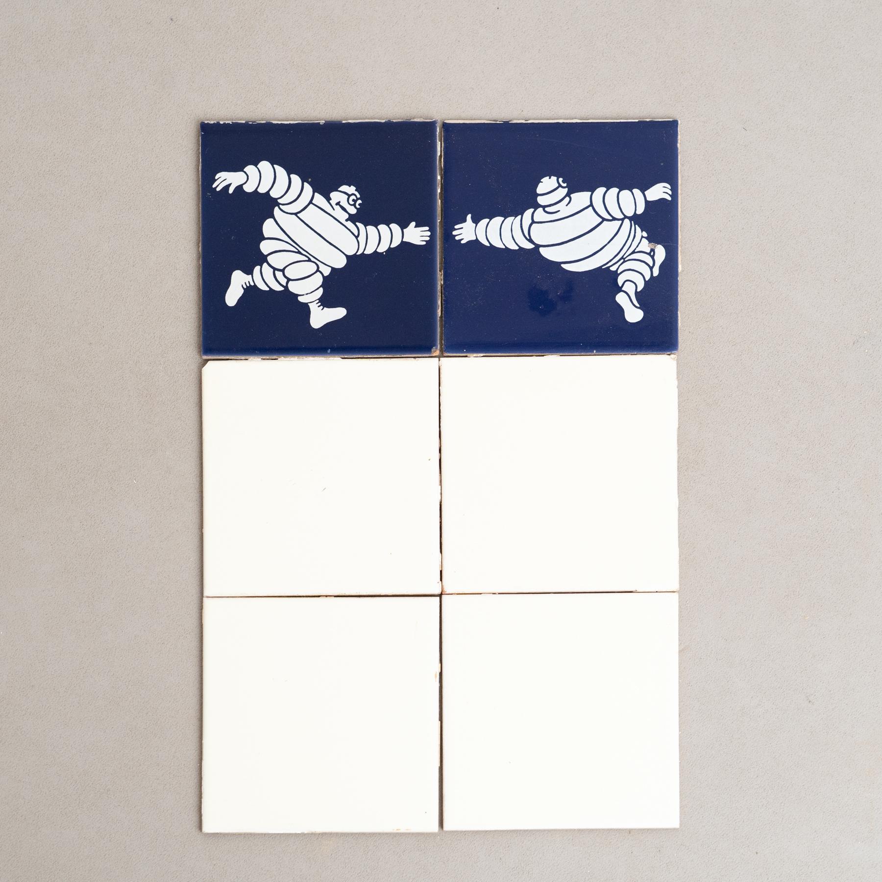 Embarquez pour un voyage au charme vintage avec cet ensemble exceptionnel de carreaux, représentant l'emblématique Bibendum dans un centre bleu vibrant, entouré de carreaux jaunes originaux. Fabriqué par un fabricant inconnu en Espagne vers 1960,