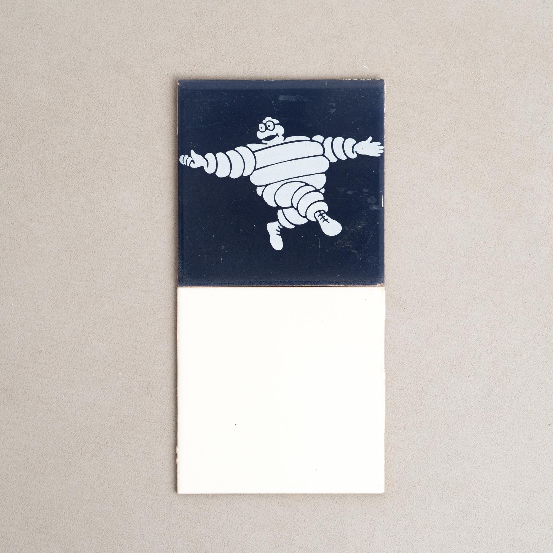 Embárcate en un viaje de encanto vintage con este excepcional conjunto de azulejos, con el icónico Michelin Man en un vibrante centro azul, rodeado de originales azulejos amarillos. Fabricado por un fabricante desconocido en España hacia 1960, este