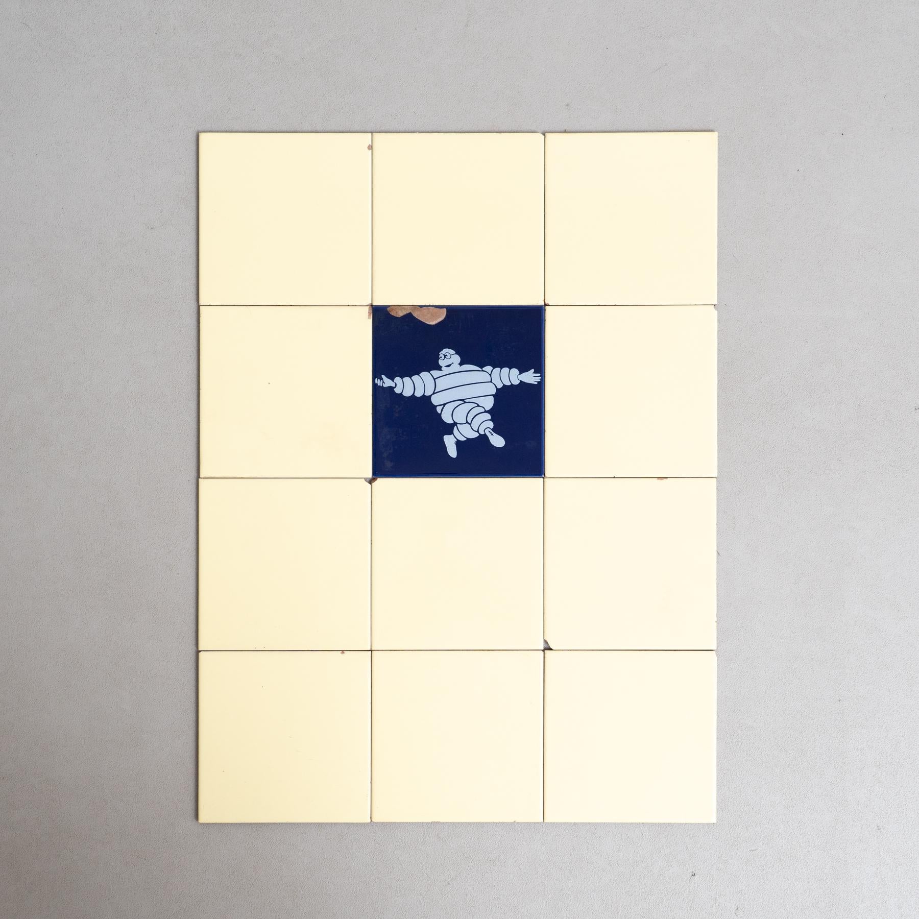 Embárcate en un viaje de encanto vintage con este excepcional conjunto de azulejos, con el icónico Michelin Man en un vibrante centro azul, rodeado de originales azulejos amarillos. Fabricado por un fabricante desconocido en España hacia 1960, este