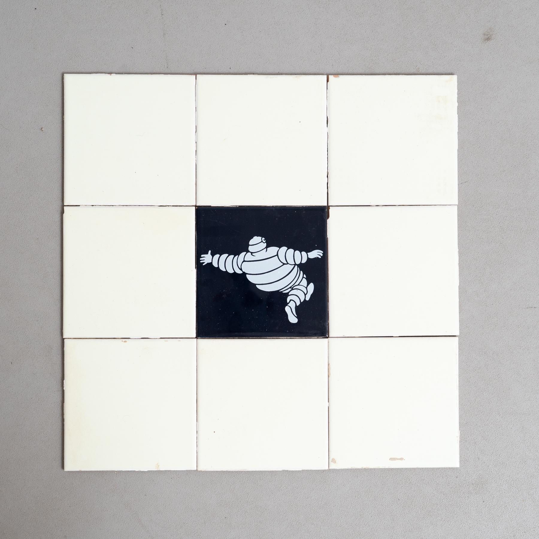 Embárcate en un viaje de encanto vintage con este excepcional conjunto de azulejos, con el icónico Michelin Man en un vibrante centro azul, rodeado de originales azulejos amarillos. Fabricado por un fabricante desconocido en España hacia 1960, este