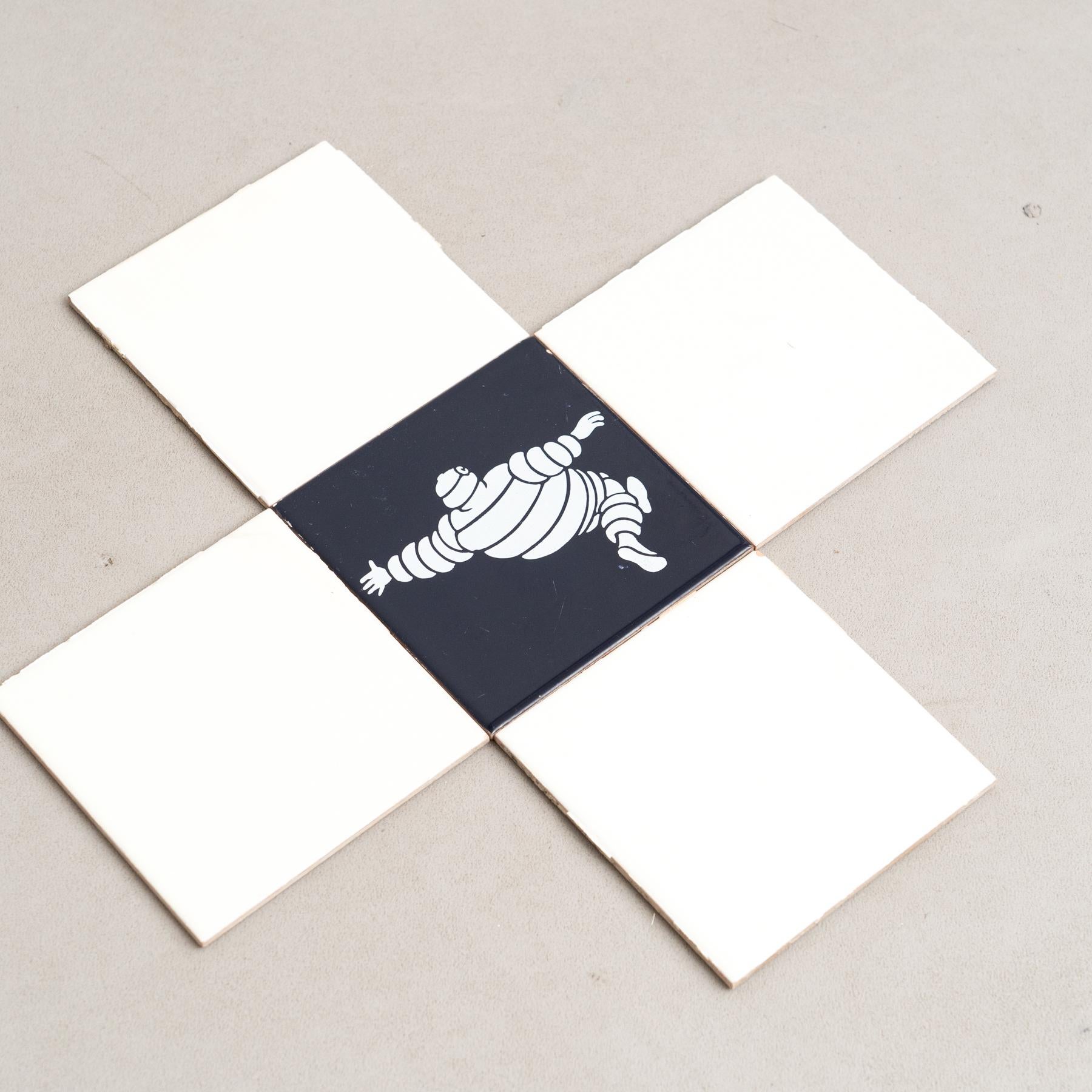 Mid-Century Modern Ensemble de tuiles vintage de Michelin Man, circa 1960 en vente