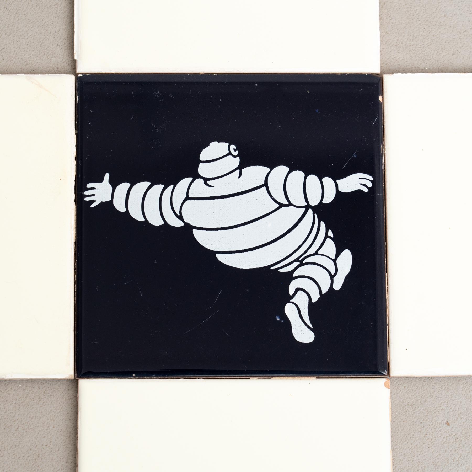 Milieu du XXe siècle Ensemble de tuiles vintage de Michelin Man, circa 1960 en vente