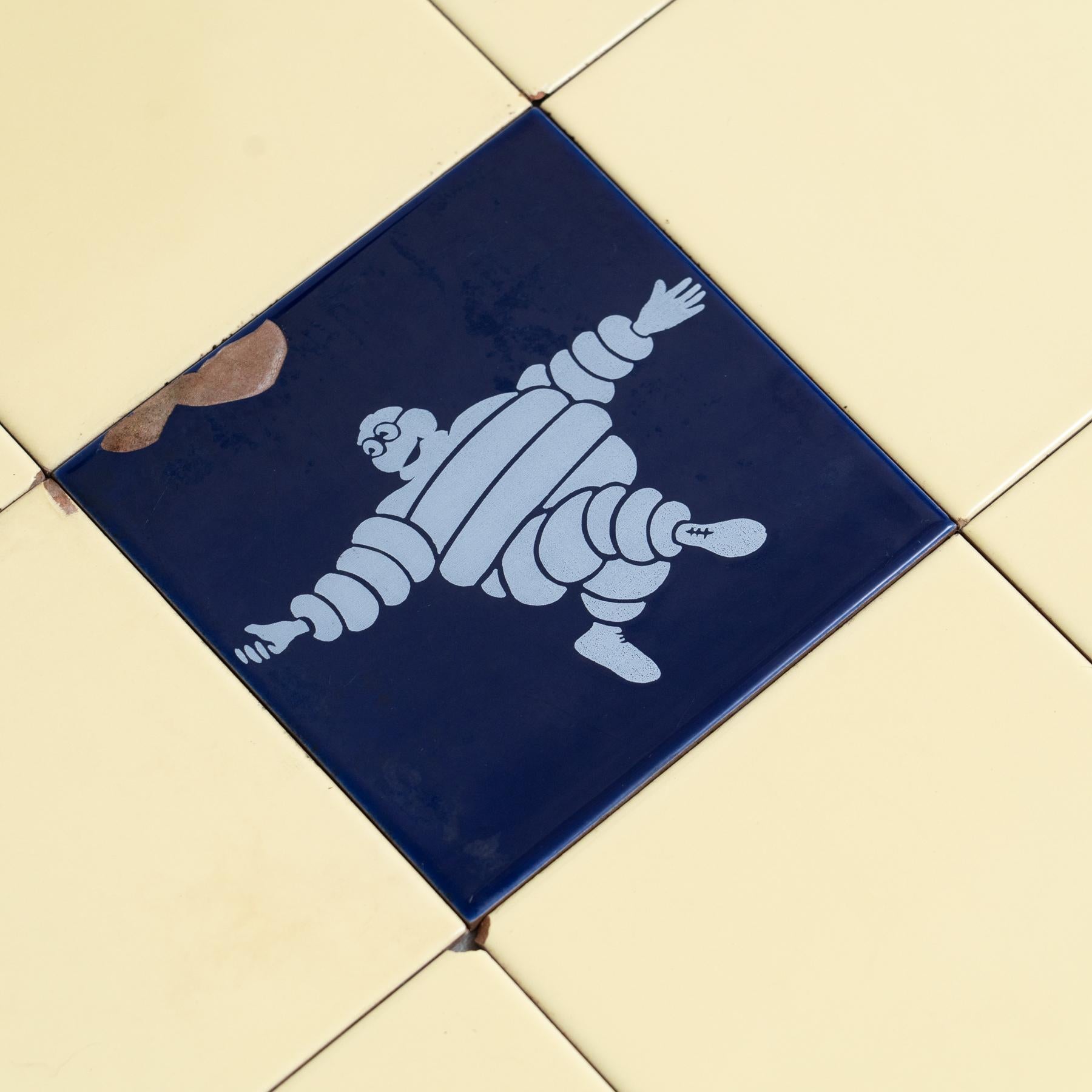 Juego de baldosas vintage Michelin Man, hacia 1960 mediados del siglo XX en venta