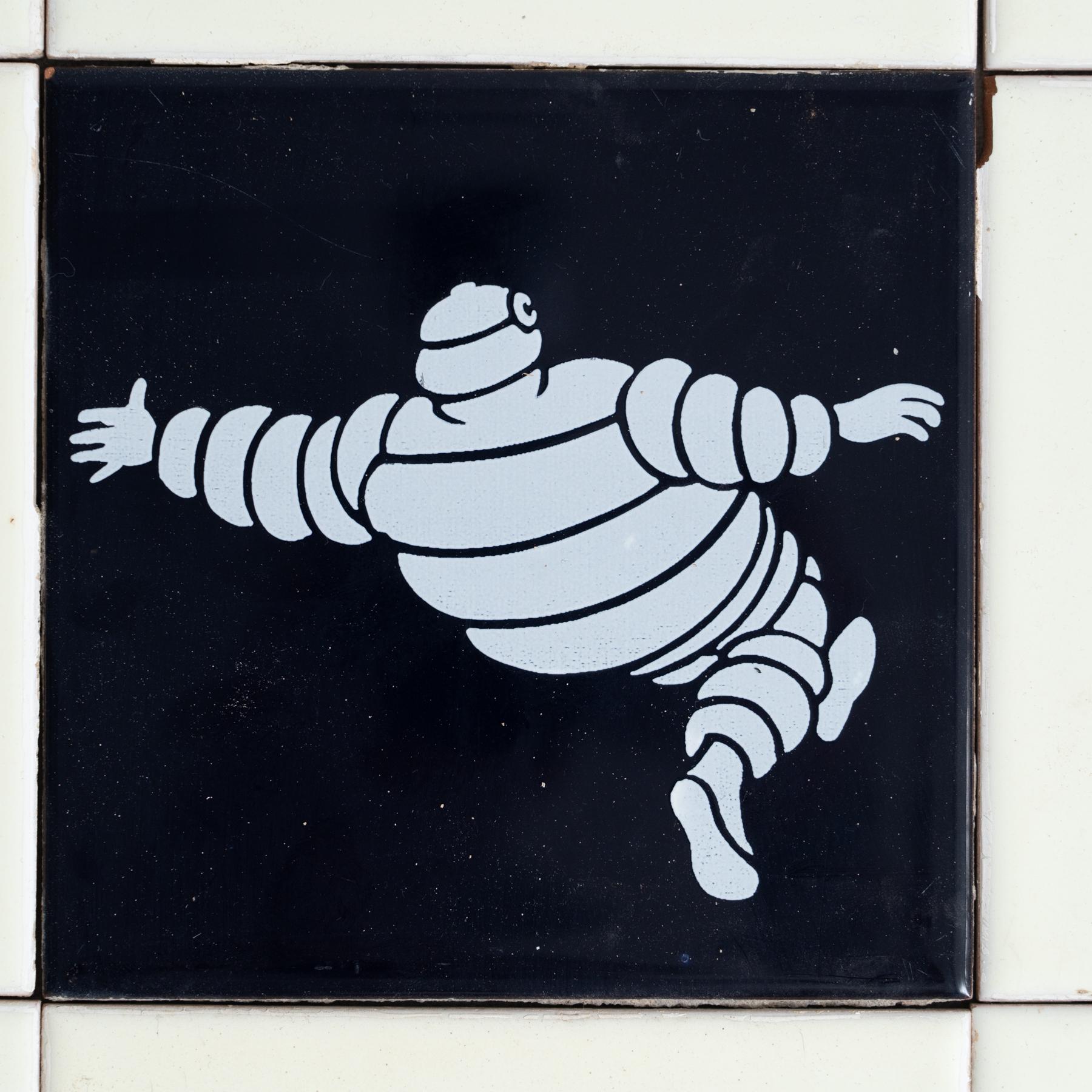 Juego de baldosas vintage Michelin Man, hacia 1960 mediados del siglo XX en venta