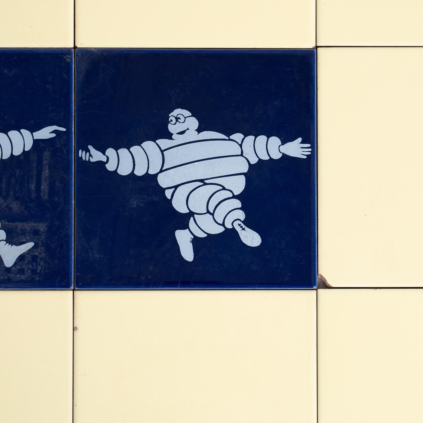 Milieu du XXe siècle Ensemble de tuiles vintage de Michelin Man, circa 1960 en vente