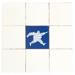Satz blauer und weißer Vintage Michelin Man-Keramikfliesen, um 1960