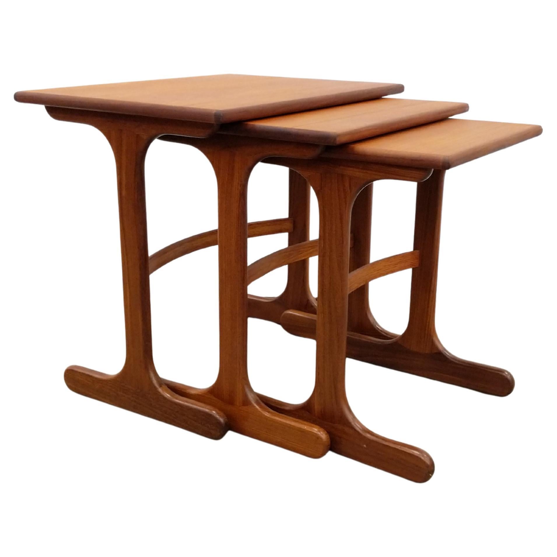 Set di tavolini vintage in teak della metà del secolo scorso di G-Plan