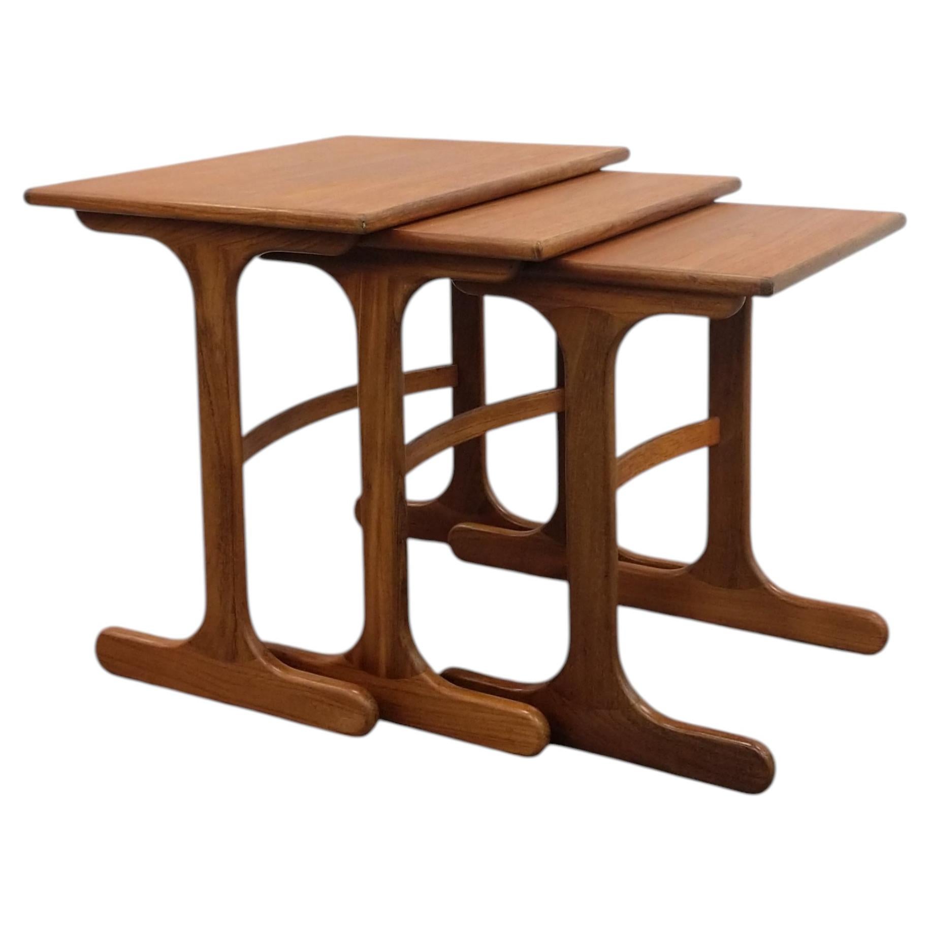 Ensemble de tables gigognes en teck Vintage Mid Century Modern par G-Plan en vente
