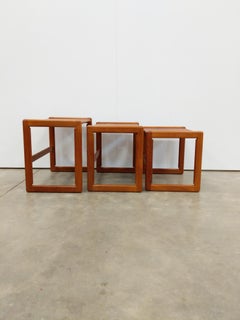 Satz von Vintage Mid Century Modern Teak Nisttische von O'Donnell