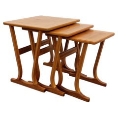 Satz von Vintage Mid Century Modern Teakholz Nisttische von Parker Knoll