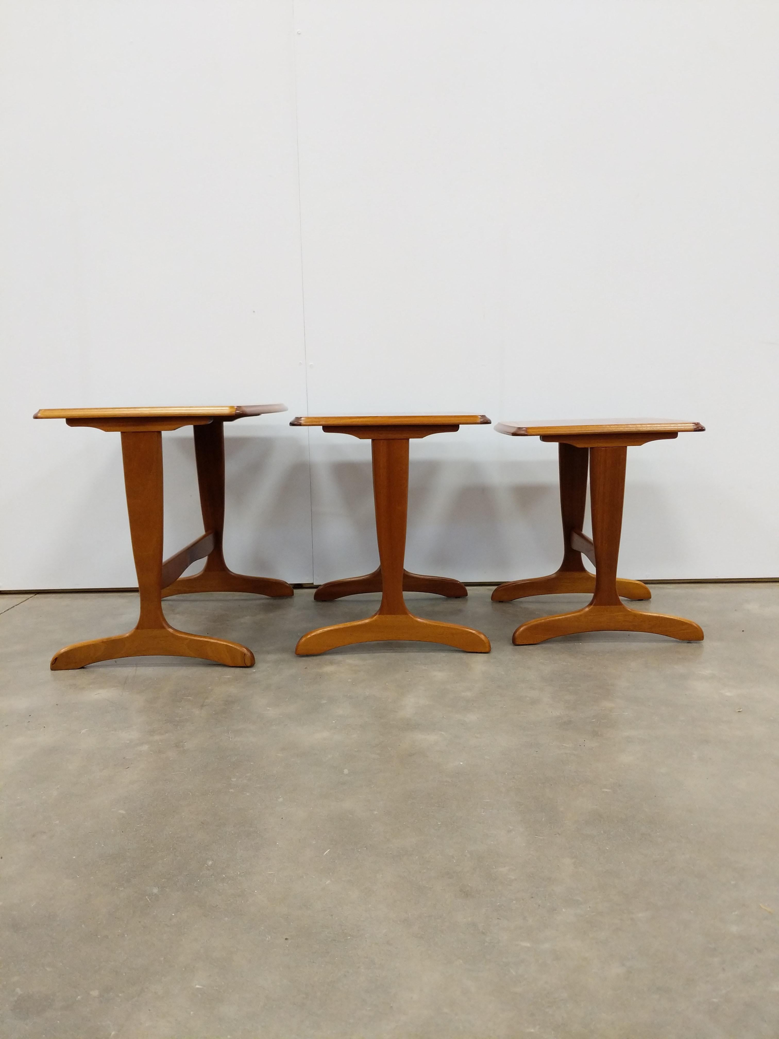 Conjunto de auténticas mesas nido / auxiliares vintage de teca moderna de mediados de siglo.

Este conjunto está en excelentes condiciones en general, con muy pocos signos de desgaste relacionado con la edad (ver fotos).

Si deseas más información,