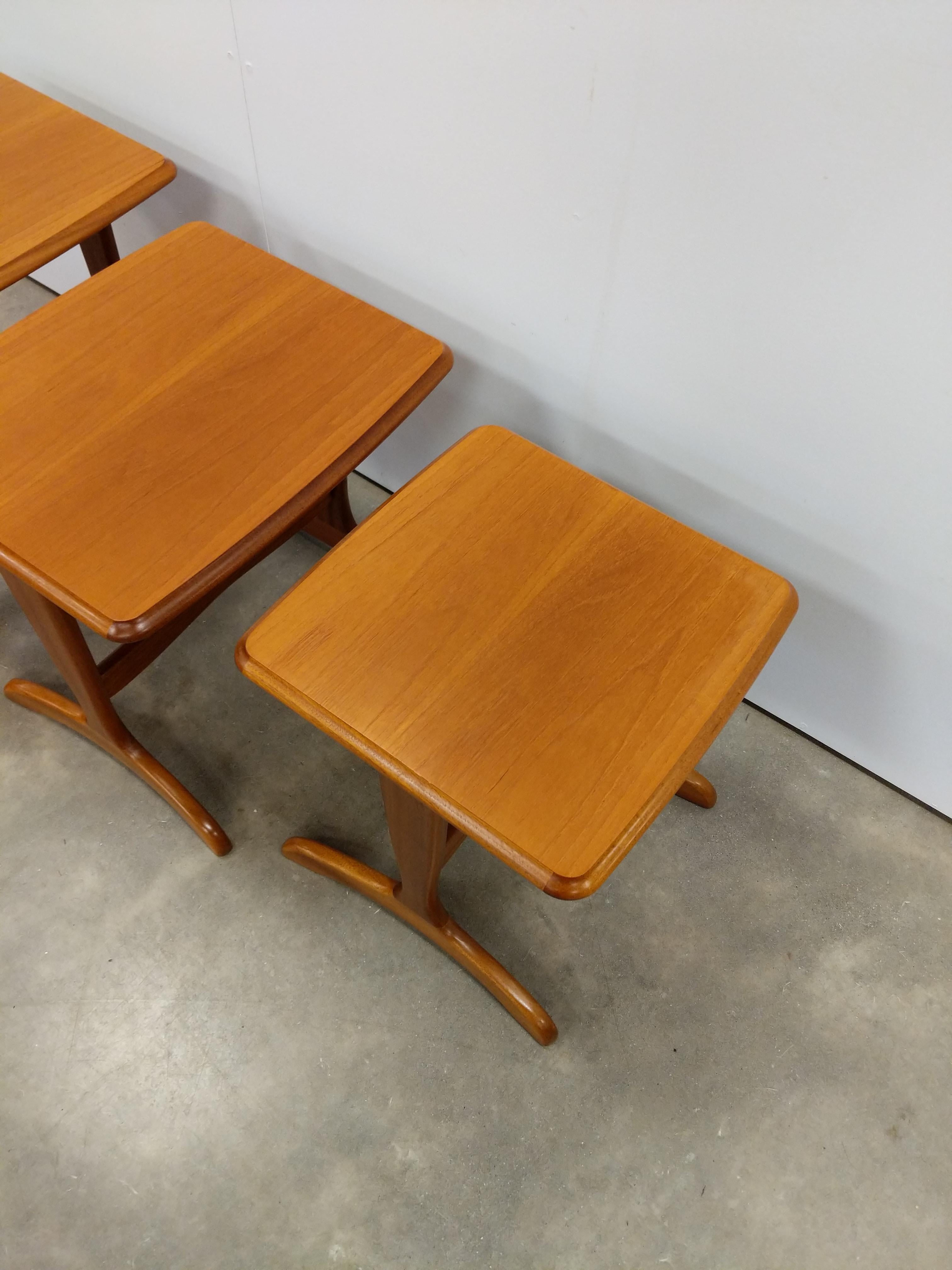 Juego de Mesas Nido Vintage de Teca Moderna de Mediados de Siglo Británico en venta