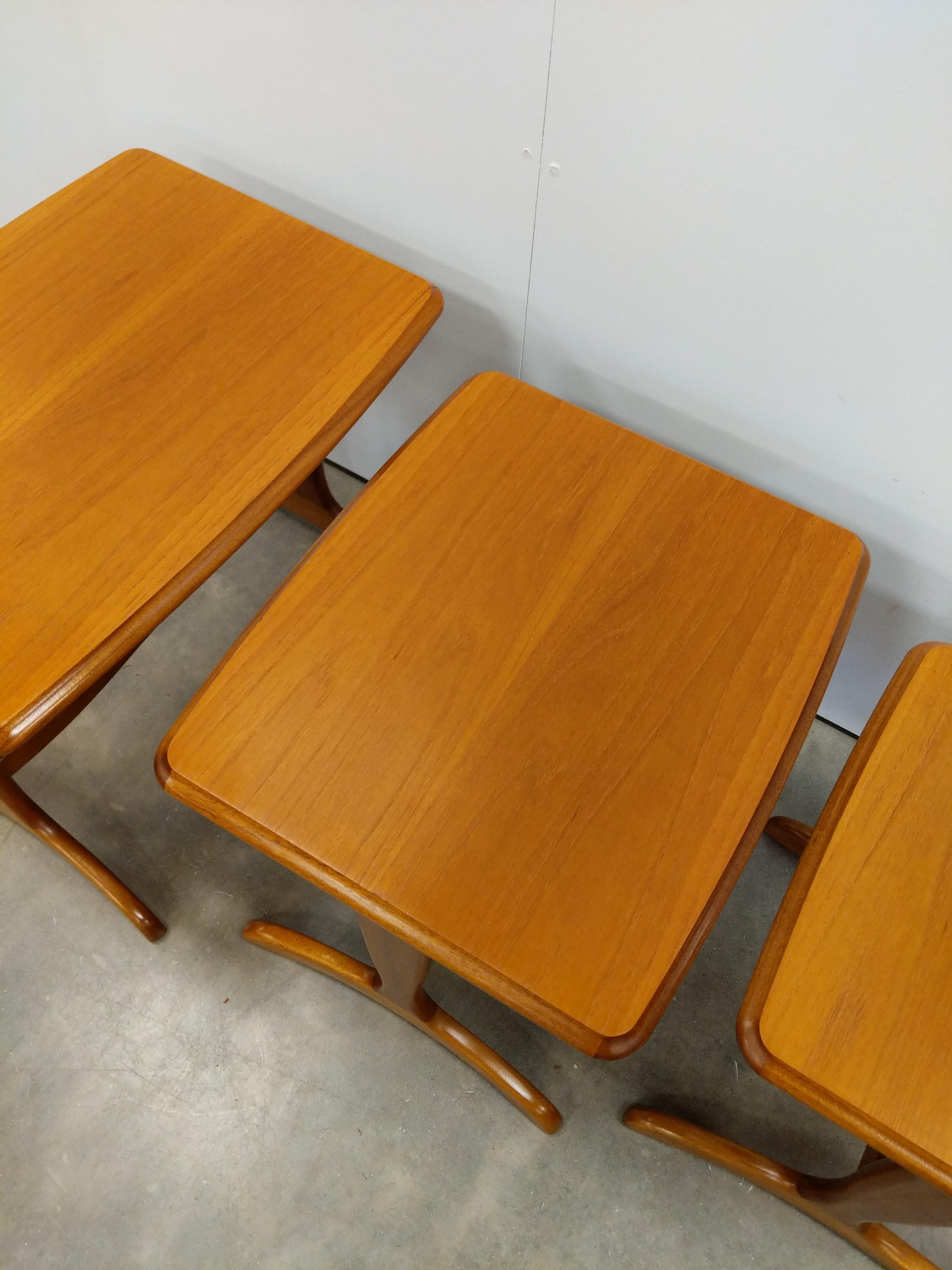 Juego de Mesas Nido Vintage de Teca Moderna de Mediados de Siglo en Bueno estado para la venta en Gardiner, NY
