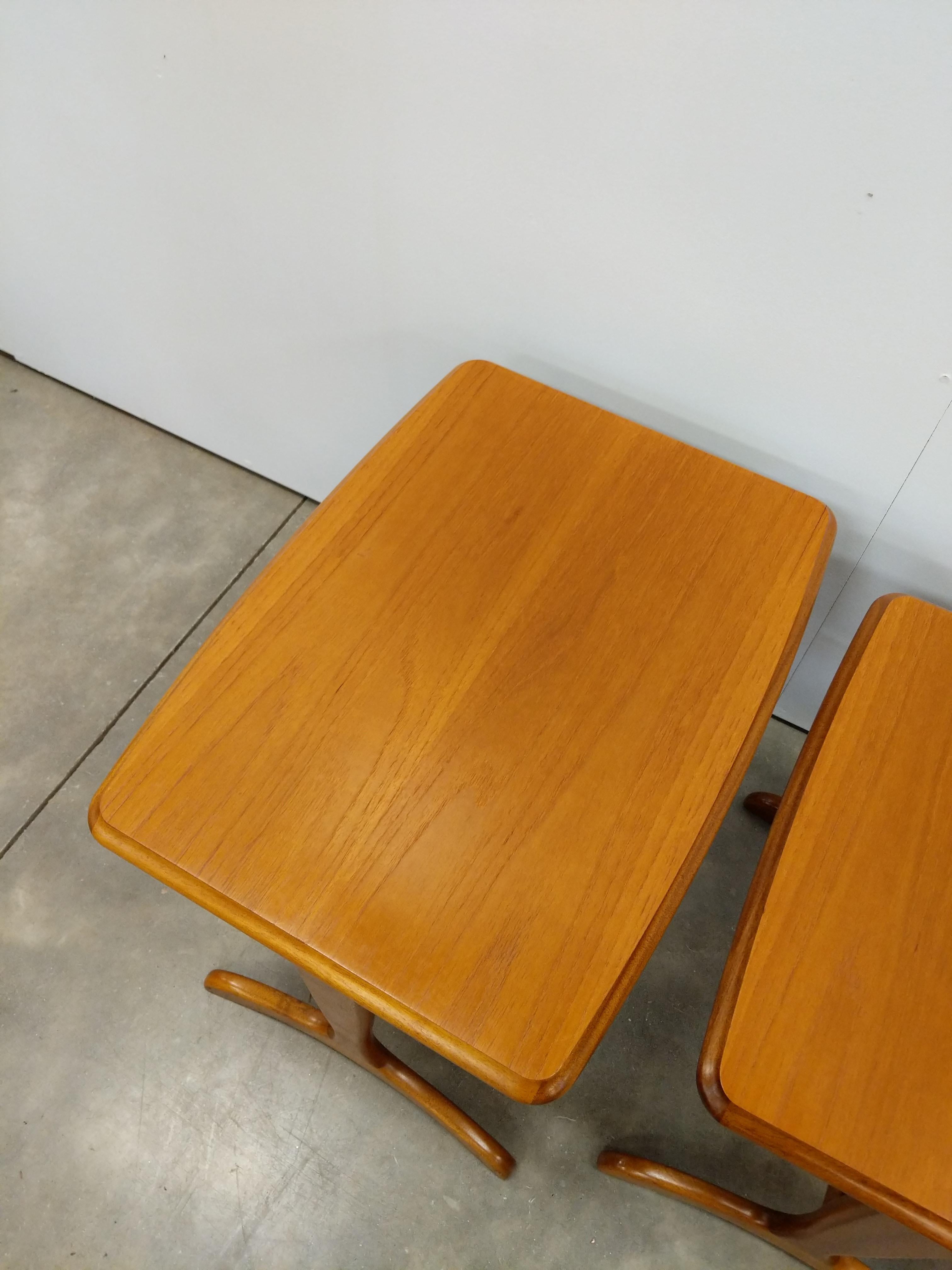 Juego de Mesas Nido Vintage de Teca Moderna de Mediados de Siglo siglo XX en venta