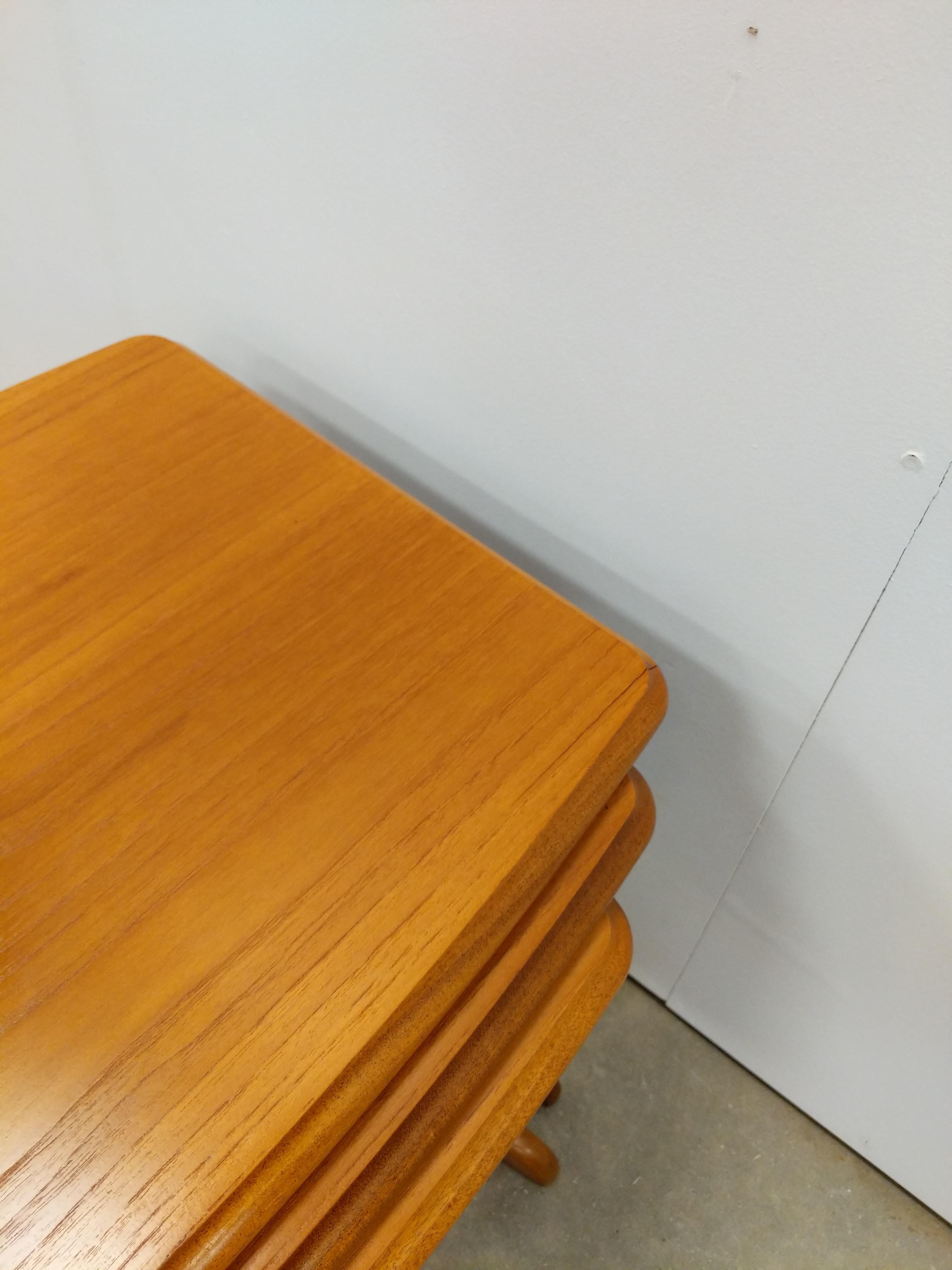 Juego de Mesas Nido Vintage de Teca Moderna de Mediados de Siglo en venta 3