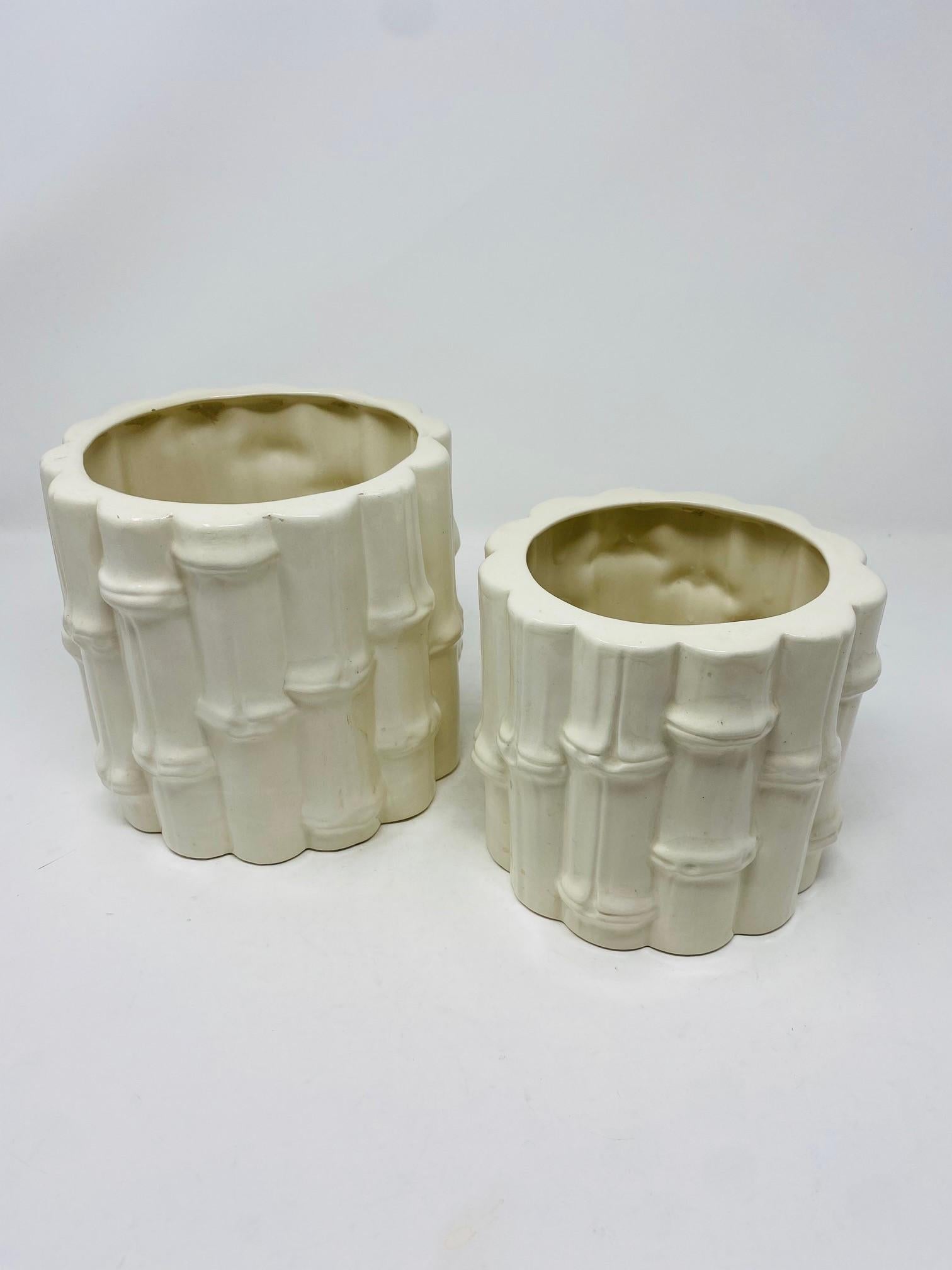 Magnifique ensemble de vases en céramique majolique de style bambou.  Ce magnifique ensemble offre deux tailles différentes qui s'adapteront à votre décor.  Magnifiquement fini dans un style qui évoque le bambou dans un beau glaçage blanc céramique.