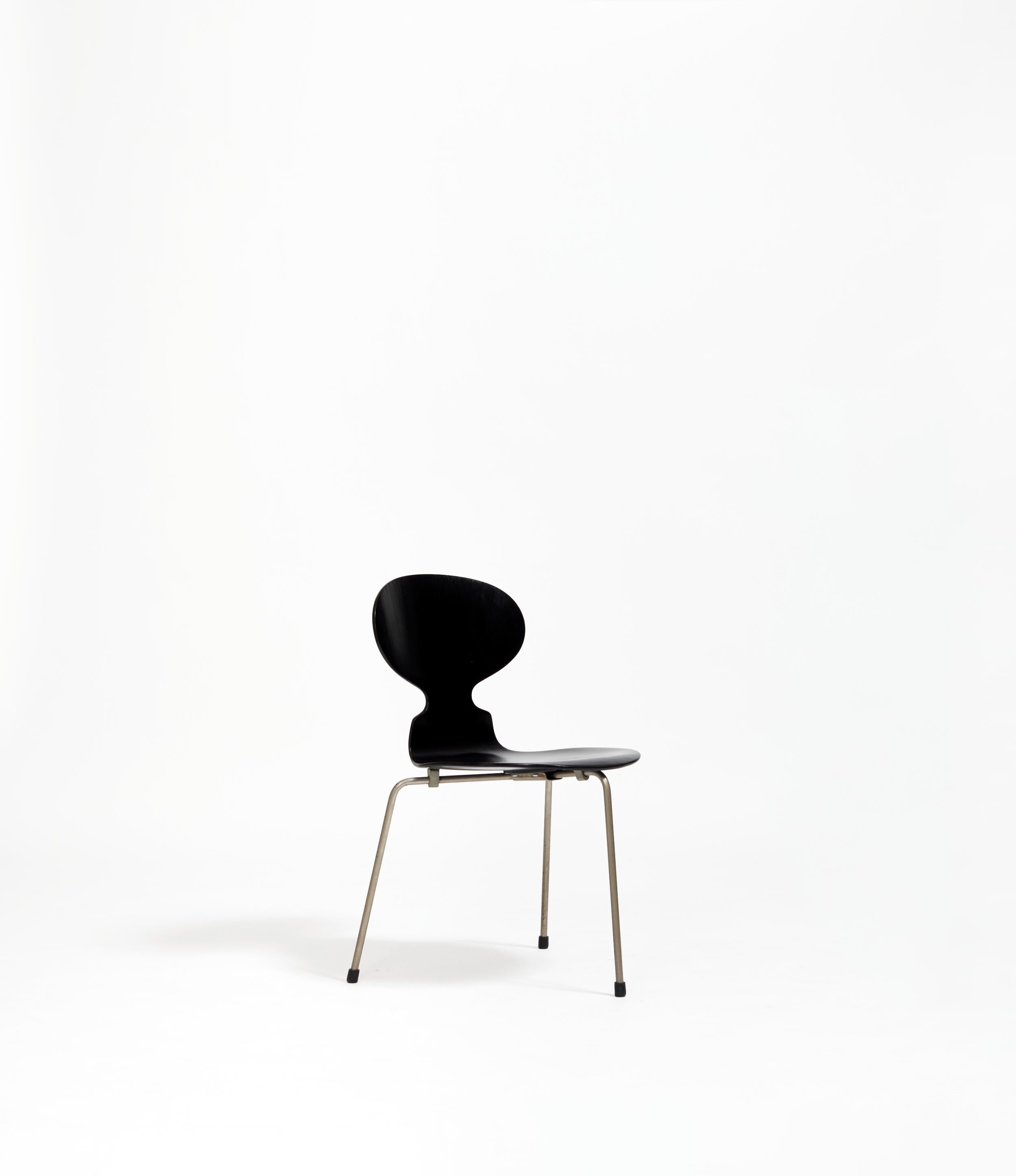 Qualifiée de révolutionnaire et de rebelle, la chaise Fourmi dévoilée en 1952 a donné lieu à de nombreux malentendus sur l'utilisation du biomimétisme esthétique dans l'environnement domestique, le corps d'une fourmi étant évoqué dans la structure