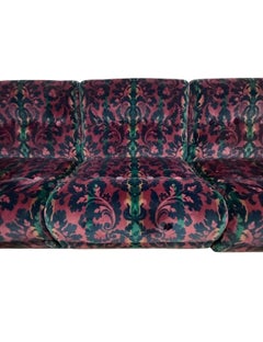 Set aus gemustertem Samtsofa im Vintage-Stil und zwei dazu passenden Clubsesseln