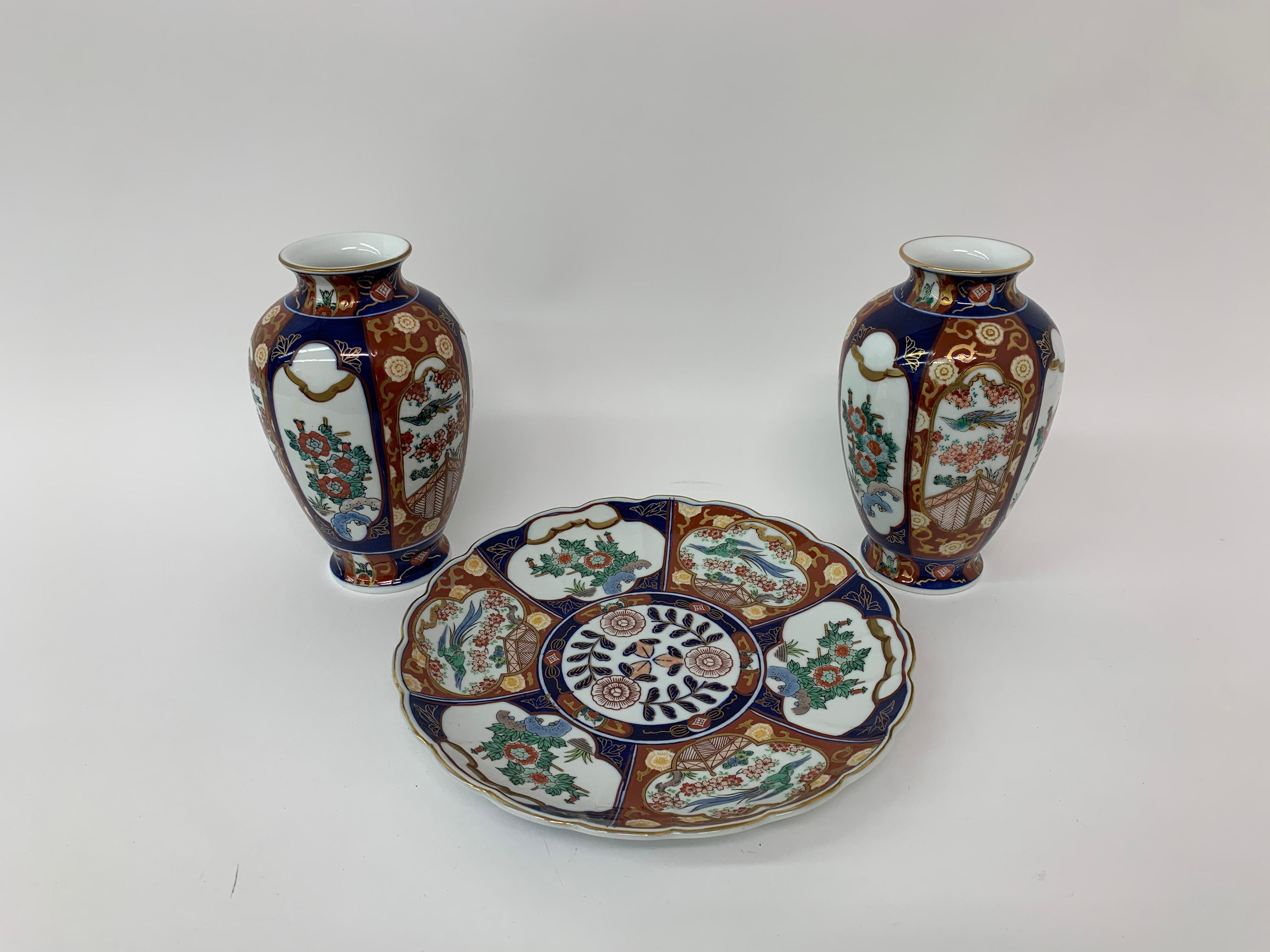 All items are in a mint condition. Dimensions: Vases: 21cm height, 12cm diameter Plate: 27,5cm diameter, 4cm height.
 