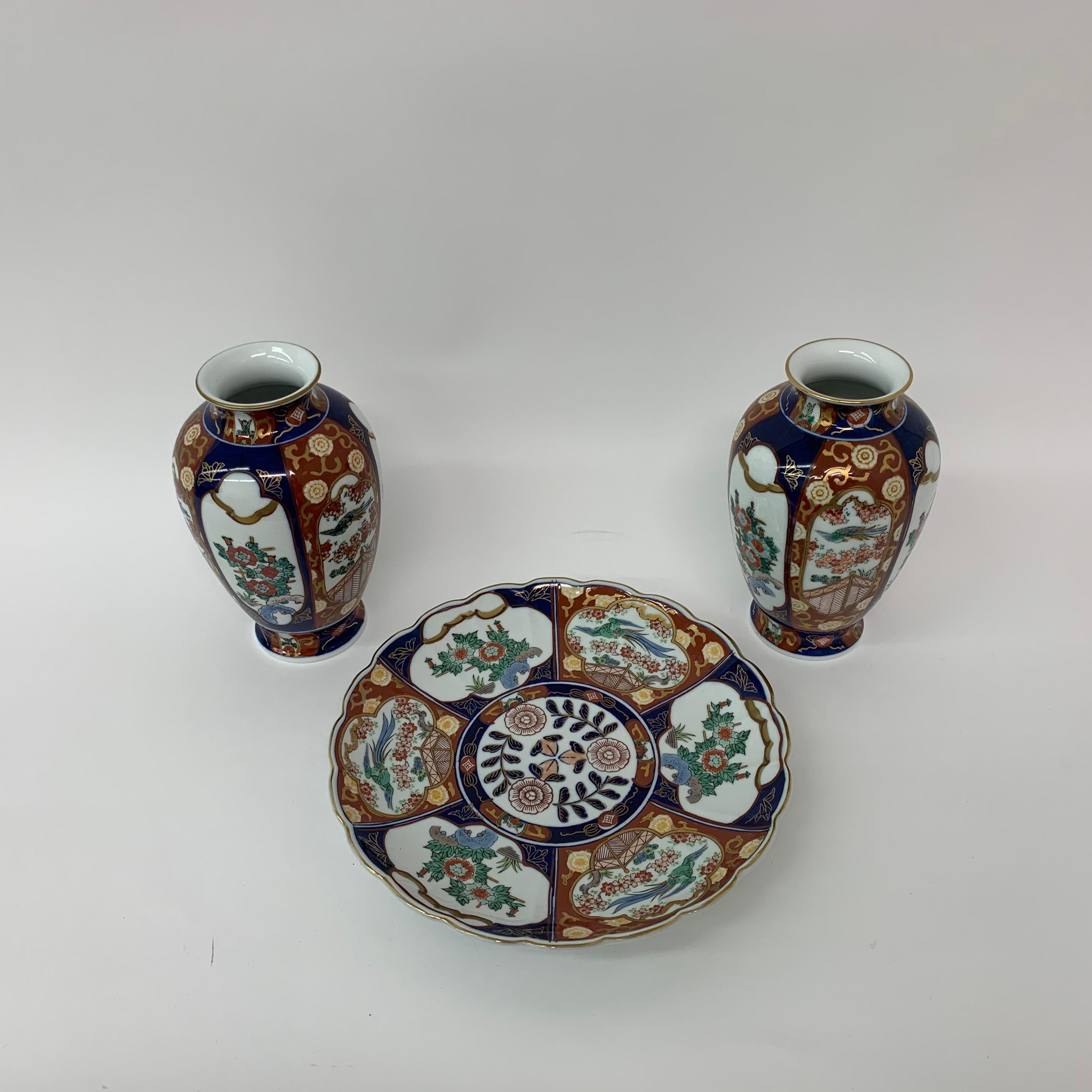 Japanese Set of Vintage Plate and 2 Vases in Gold Imari Hand Painted, Japan 1980s For Sale