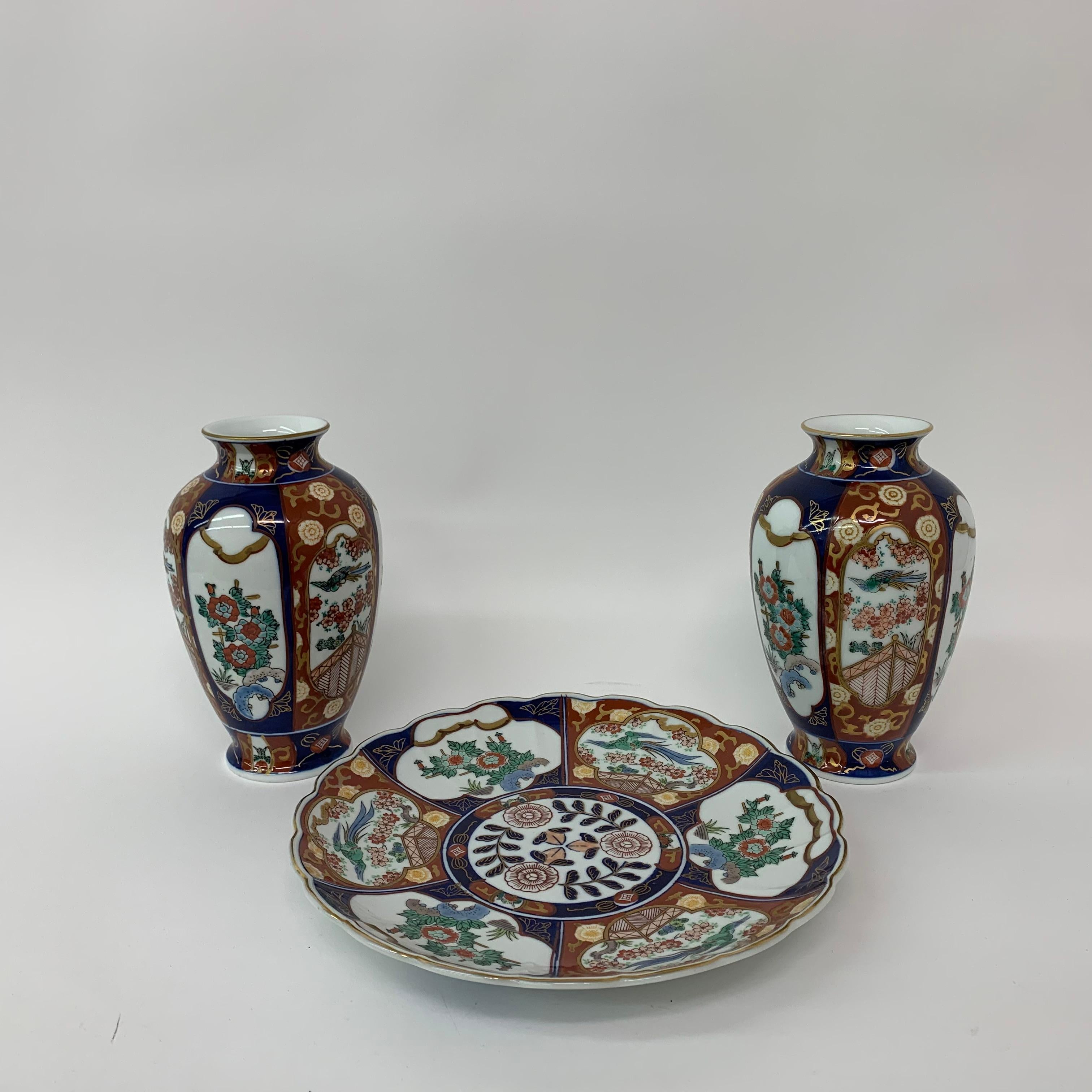 Set of Vintage Plate and 2 Vases in Gold Imari Hand Painted, Japan 1980s In Excellent Condition For Sale In Delft, NL