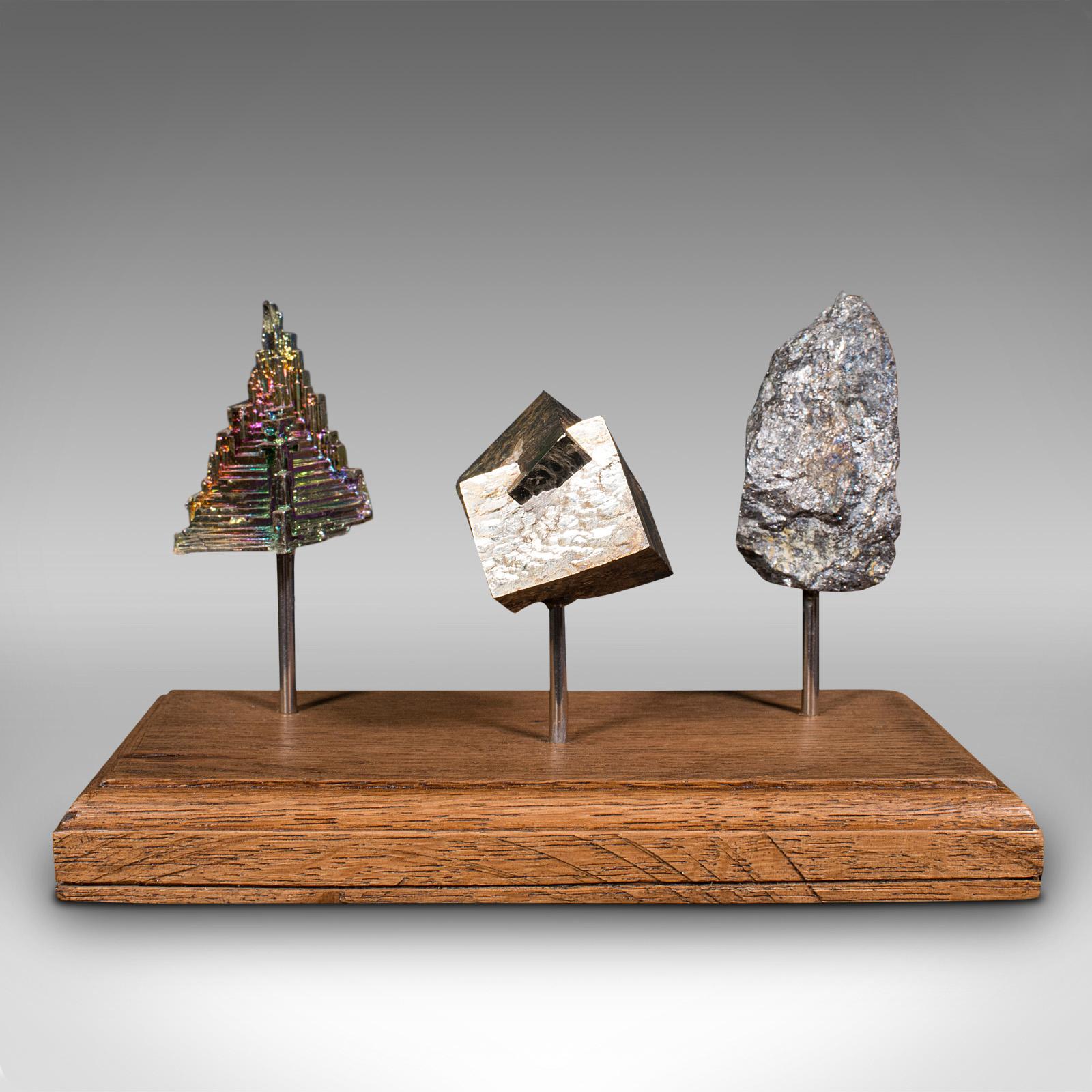 Se trata de un conjunto de metales de tierras raras vintage. Un expositor decorativo de Continental, bismuto, pirita y galena sobre zócalo de roble, de finales del siglo XX y mucho, mucho antes.

Fascinante pieza decorativa, ideal para el