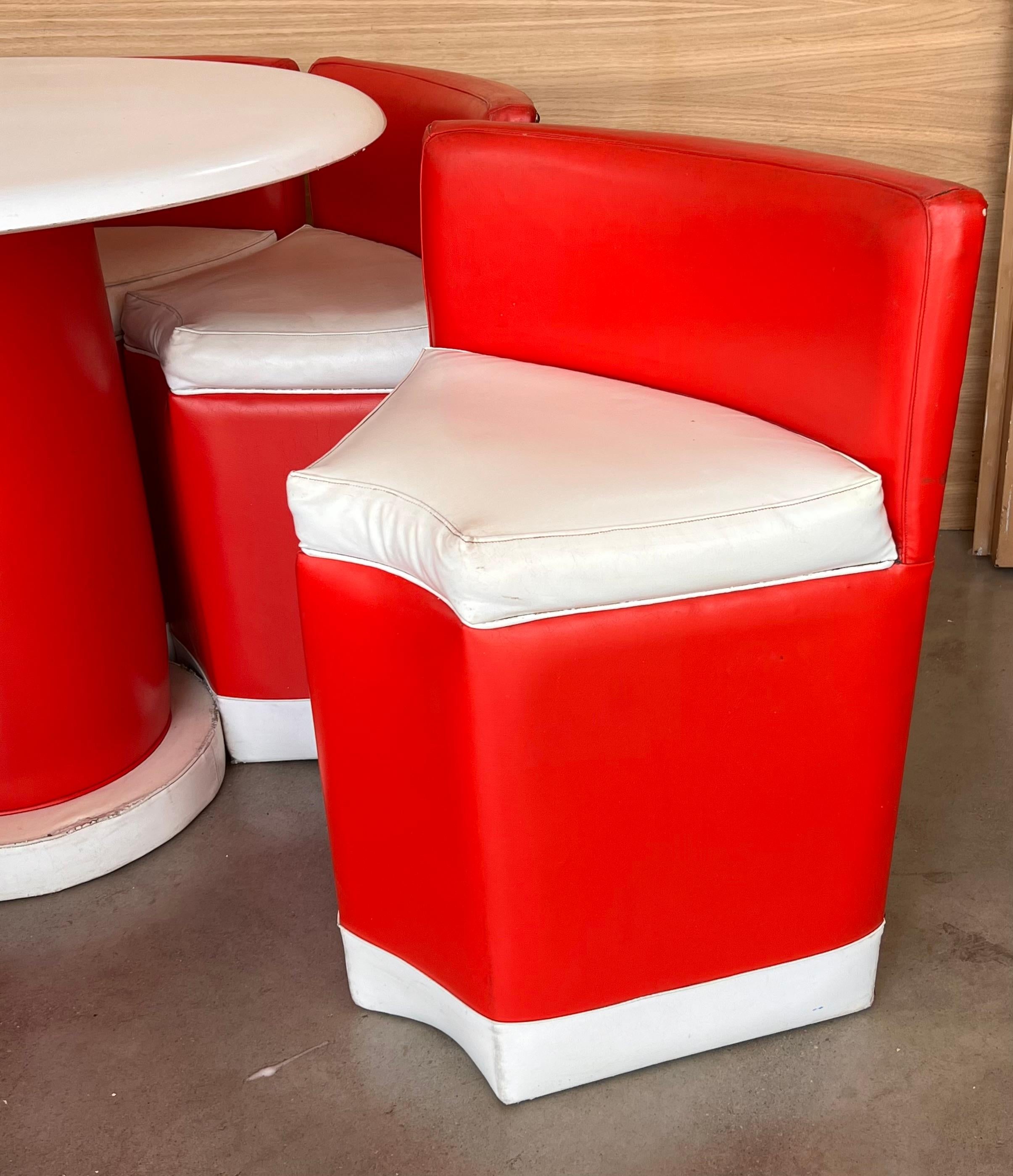 Conjunto de Mesa Redonda Vintage con Seis Sillas de Cuero Rojo y Blanco en venta 4