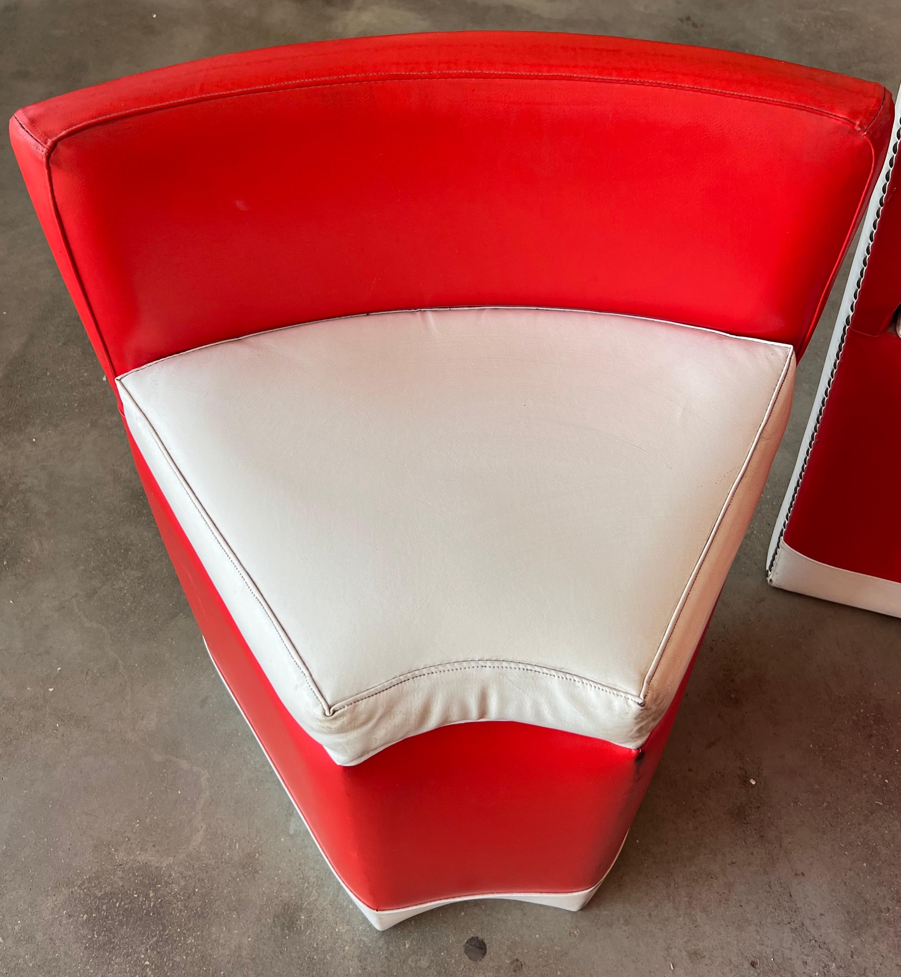 Conjunto de Mesa Redonda Vintage con Seis Sillas de Cuero Rojo y Blanco en venta 5