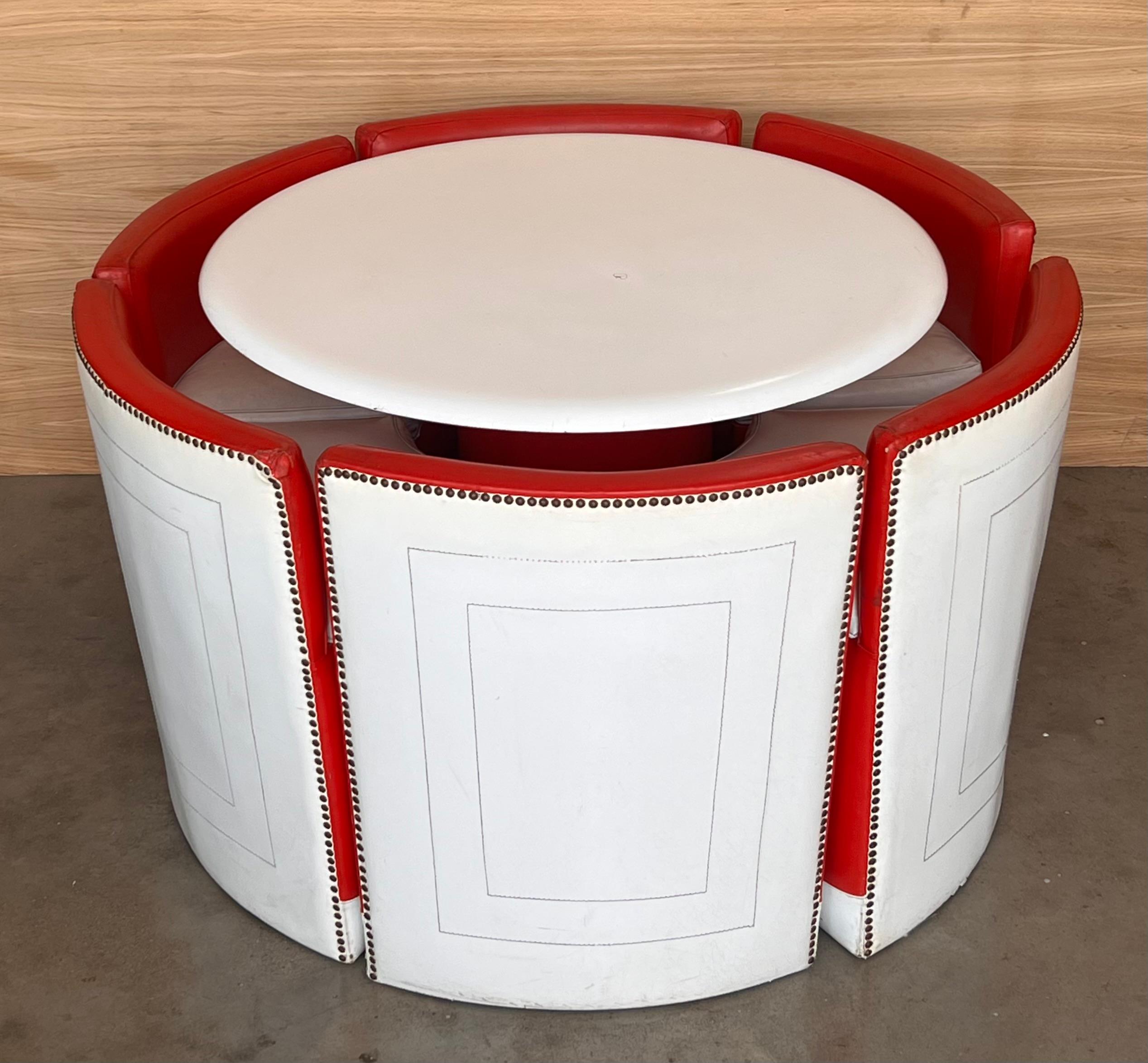 Conjunto de Mesa Redonda Vintage con Seis Sillas de Cuero Rojo y Blanco Moderno de mediados de siglo en venta