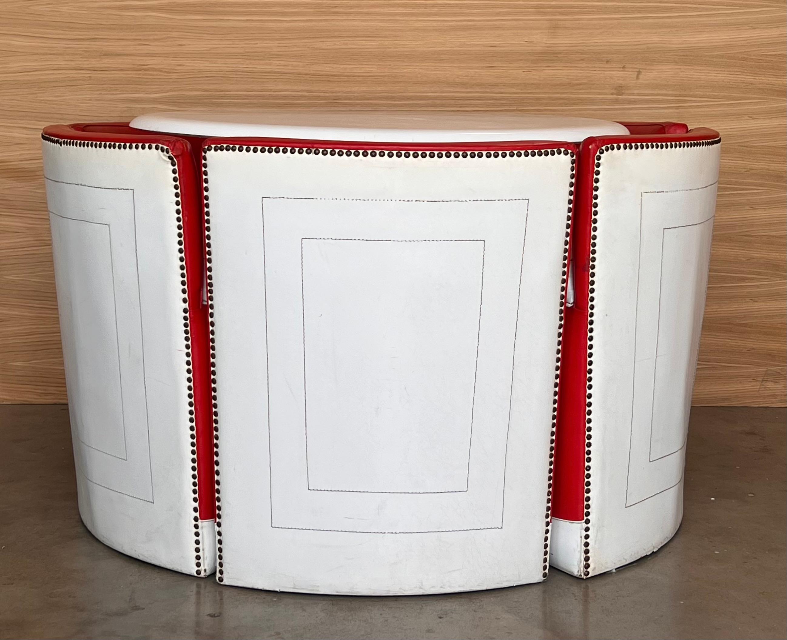 Conjunto de Mesa Redonda Vintage con Seis Sillas de Cuero Rojo y Blanco Italiano en venta