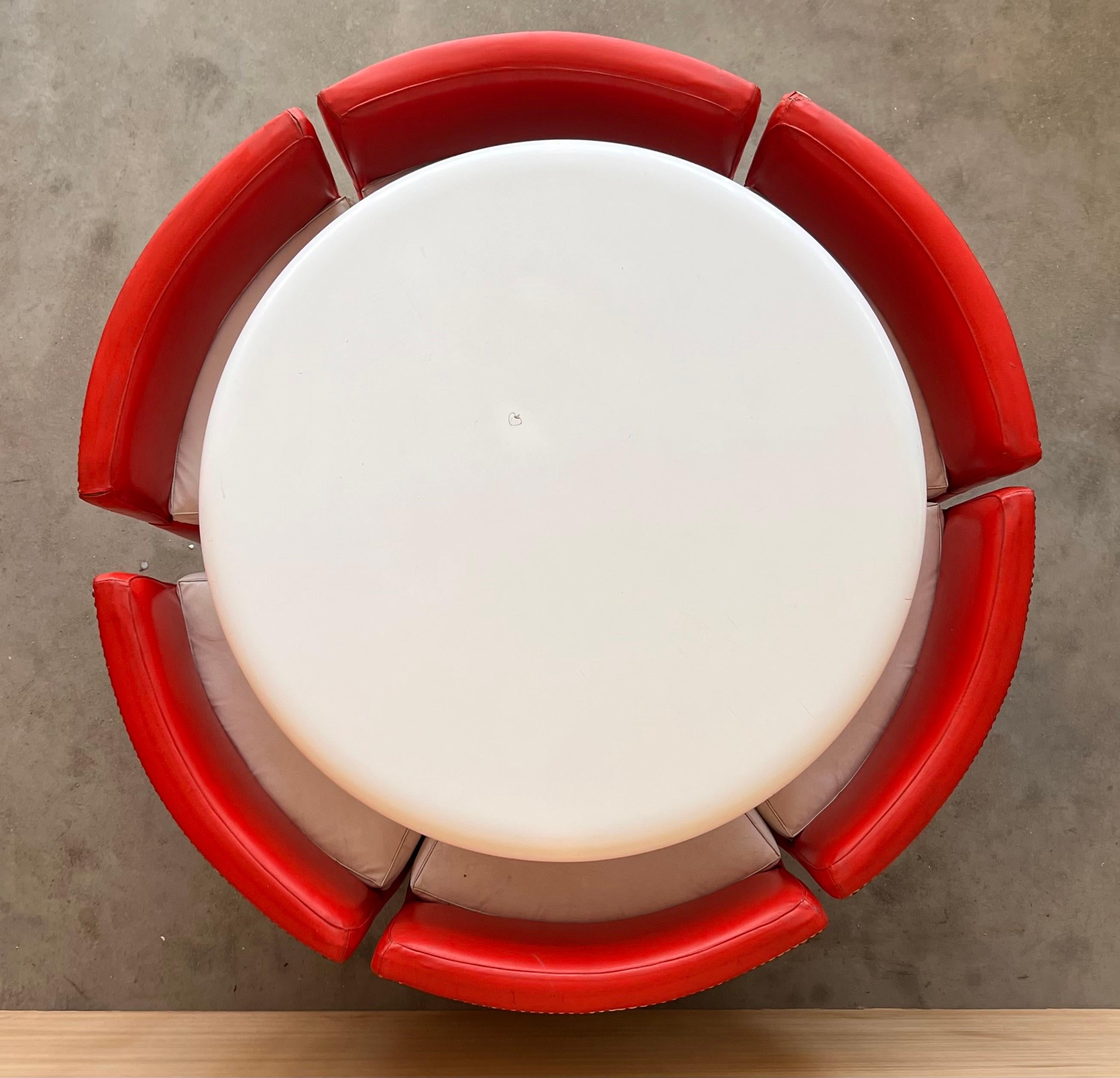 Conjunto de Mesa Redonda Vintage con Seis Sillas de Cuero Rojo y Blanco en Bueno estado para la venta en Miami, FL